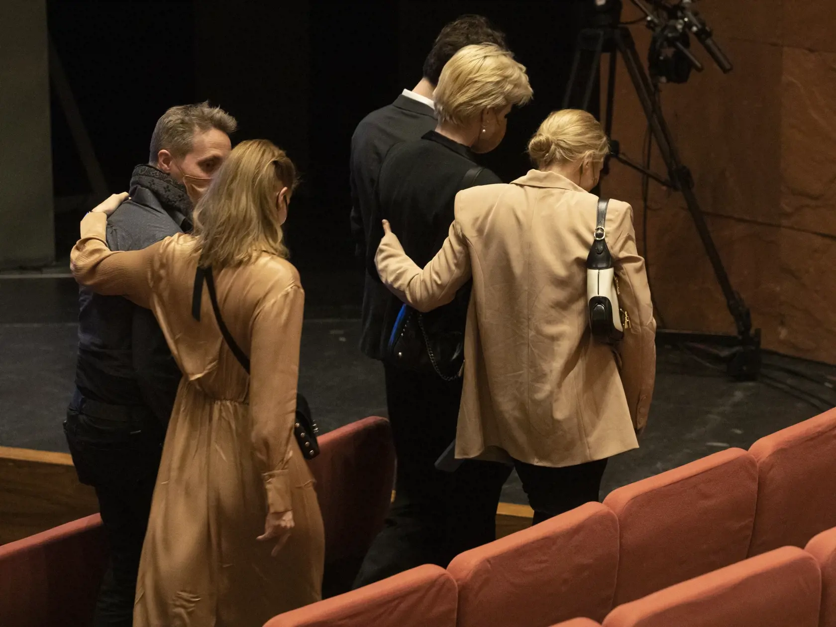 Emma Čaputová v hľadisku SND. V marci si bola vypočuť diskusiu mamy, prezidentky SR Zuzany Čaputovej. Po konci sa stretla aj s Veronikou Cifrovou Ostrihoňovou.