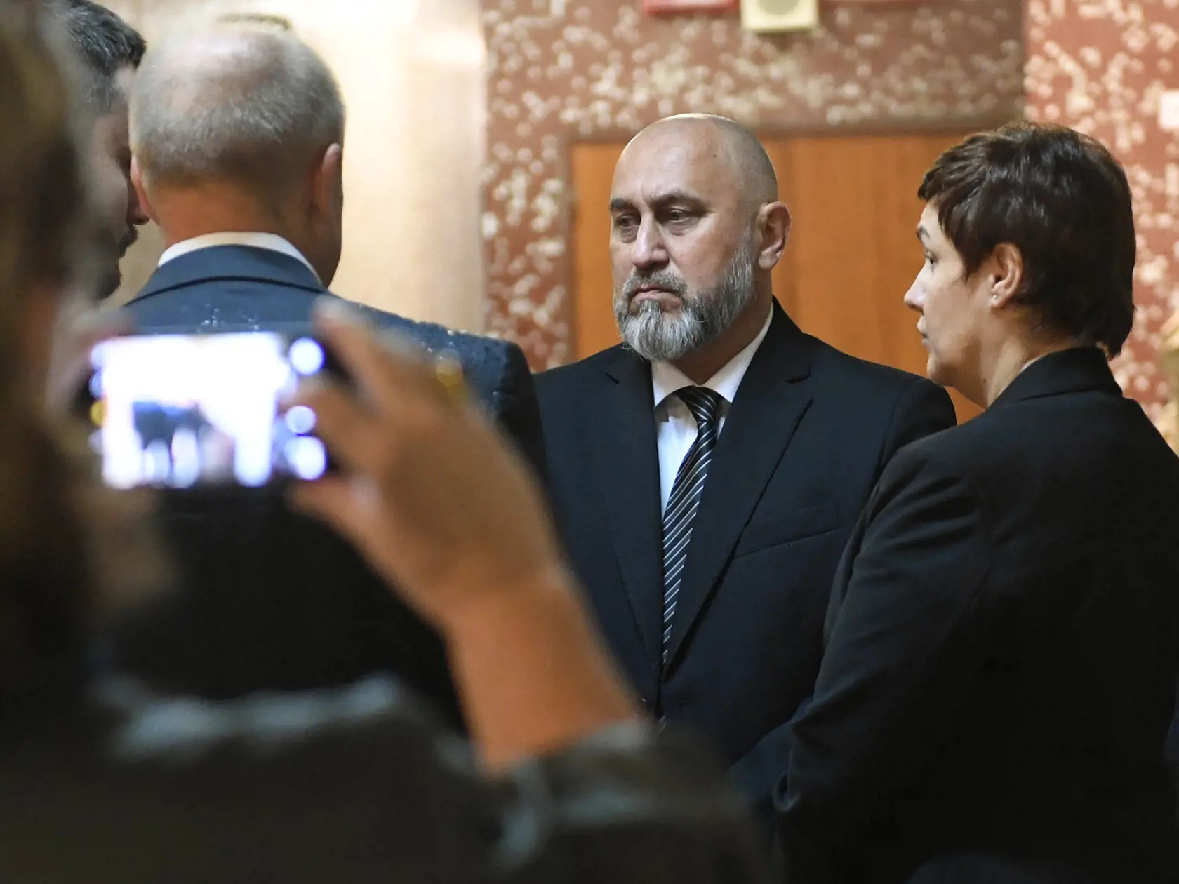 Súdne pojednávanie: Bývalý referent pohotovostnej motorizovanej jednotky Marek, pripravil o život svoju snúbenicu Alexandru. Na snímke sprava Alexandrini rodičia.