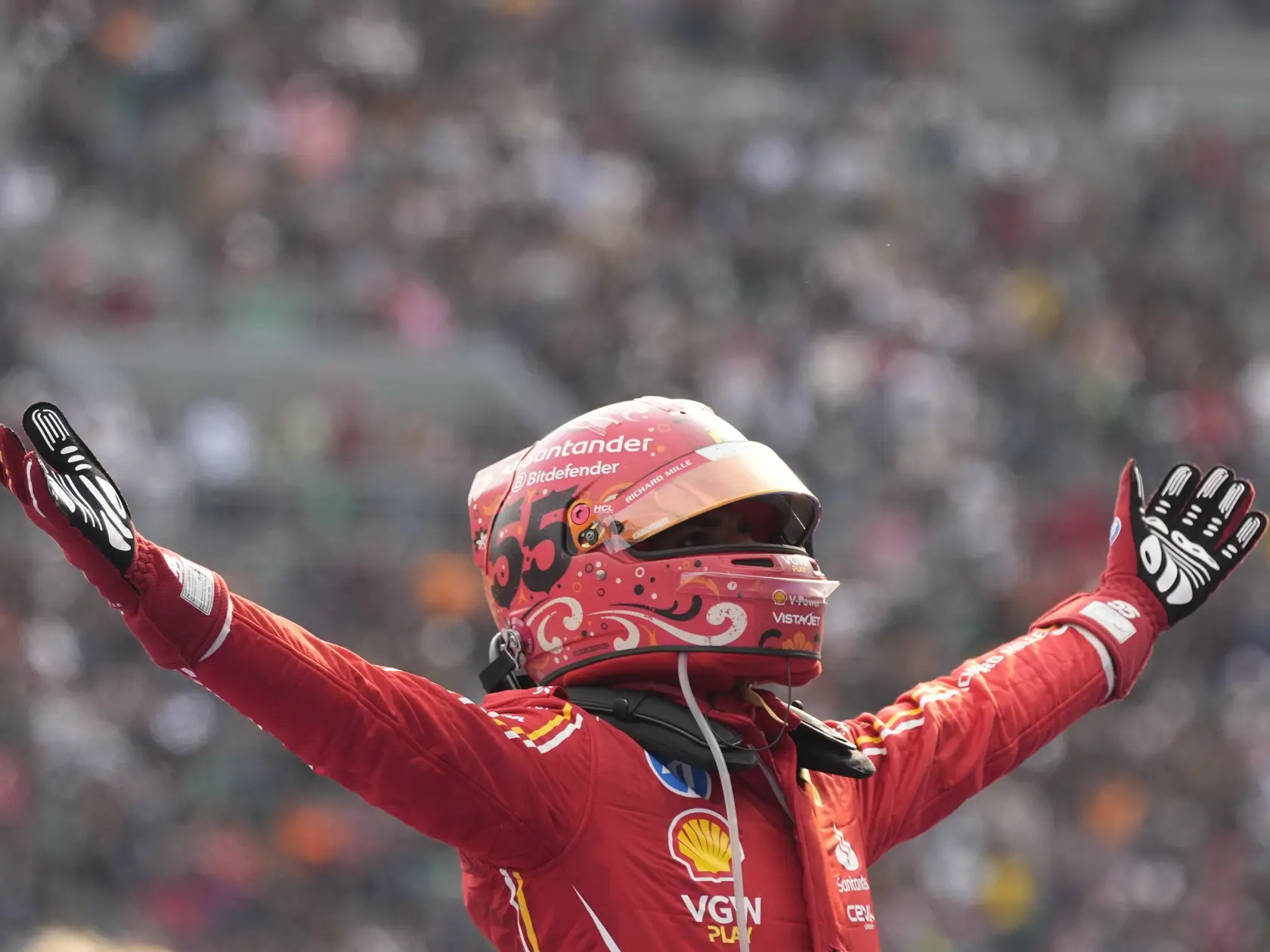 WA 16 Mexiko - Španielsky jazdec F1 Carlos Sainz z tímu Ferrari sa teší z triumfu na Veľkej cene Mexika, dvadsiatom podujatí seriálu MS F1 v nedeľu 27. októbra 2024. Druhý prišiel do cieľa Brit Lando Norris na McLarene, tretí finišoval Sainzov tímový kolega Monačan Charles Leclerc. FOTO TASR/AP

Ferrari driver Carlos Sainz of Spain celebrates after winning the Formula One Mexico Grand Prix auto race at the Hermanos Rodriguez racetrack in Mexico City, Sunday, Oct. 27, 2024. (AP Photo/Moises Castillo)