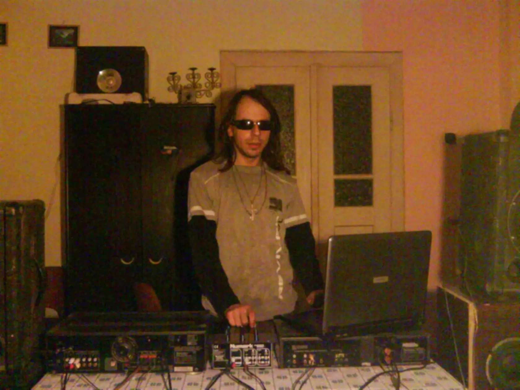 Andrej mal aj profesionálnu DJ techniku.