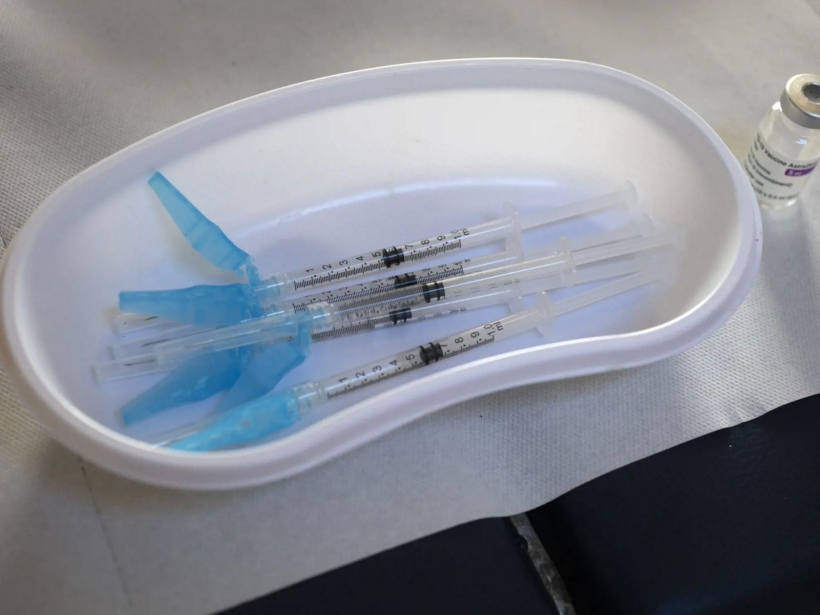 Pripravené striekačky a ampulka s vakcínou proti ochoreniu COVID-19 od spoločnosti AstraZeneca počas očkovania vo vakcinačnom centre.