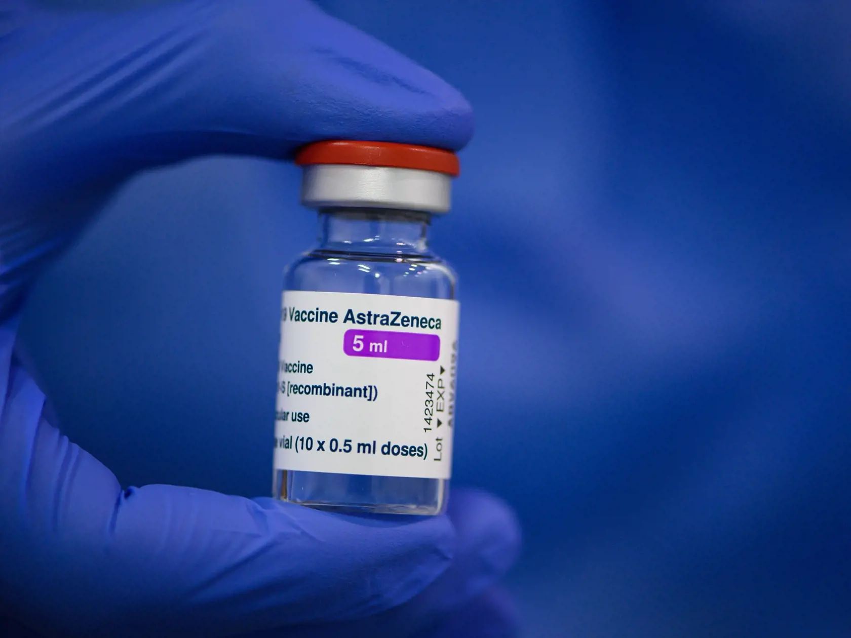 Ruské zdravotnícke úrady schválili testovanie kombinácie vakcín proti koronavírusu od spoločností AstraZeneca a jednodávkovej verzie tamojšej očkovacej látky Sputnik V.
