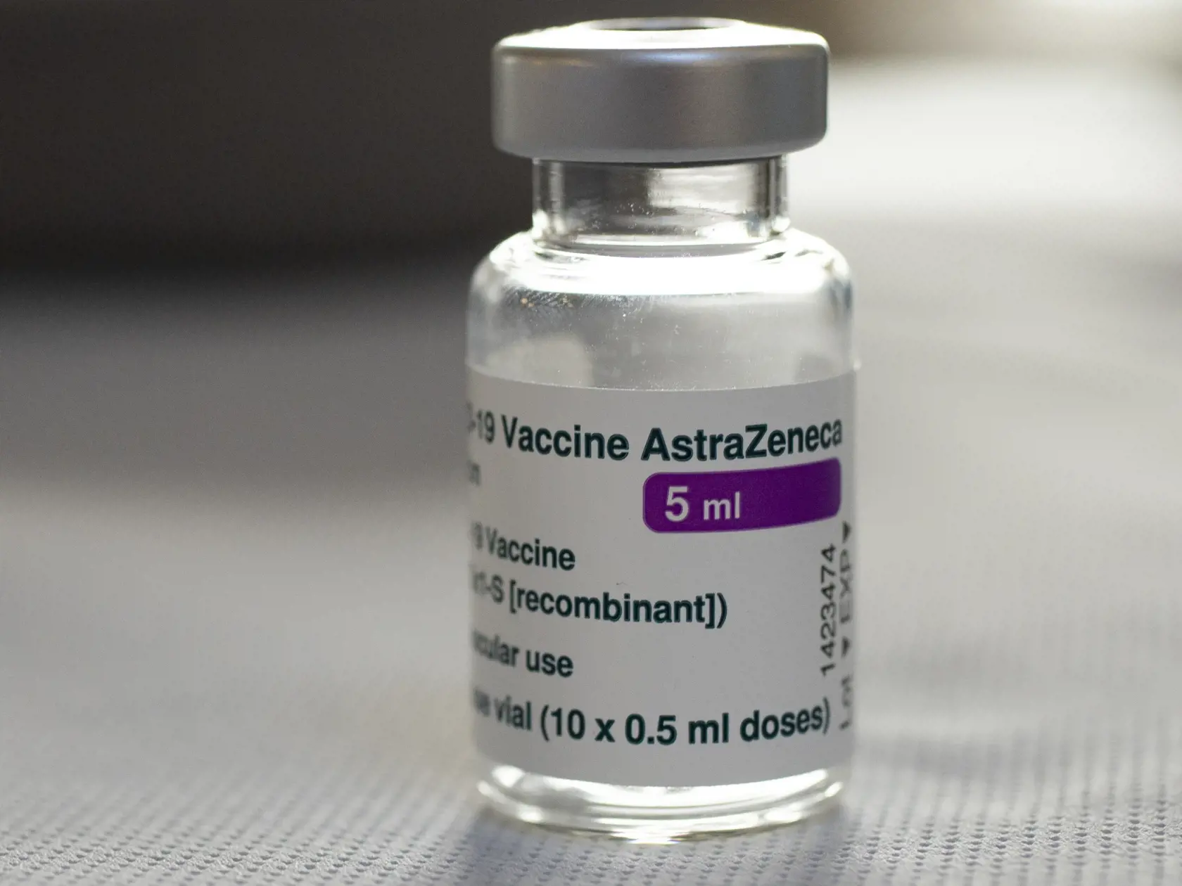 Ampulka s vakcínou proti ochoreniu COVID-19 od spoločnosti AstraZeneca počas očkovania vo vakcinačnom centre.