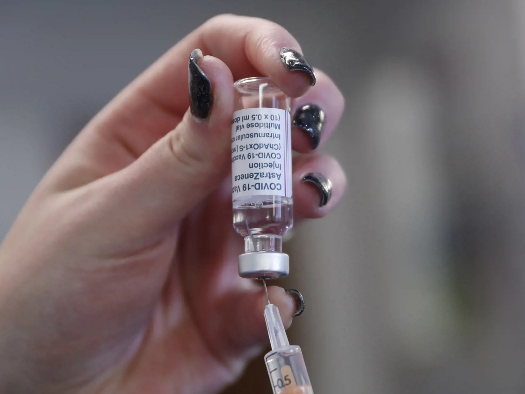 Ruské zdravotnícke úrady schválili testovanie kombinácie vakcín proti koronavírusu od spoločností AstraZeneca a jednodávkovej verzie tamojšej očkovacej látky Sputnik V.