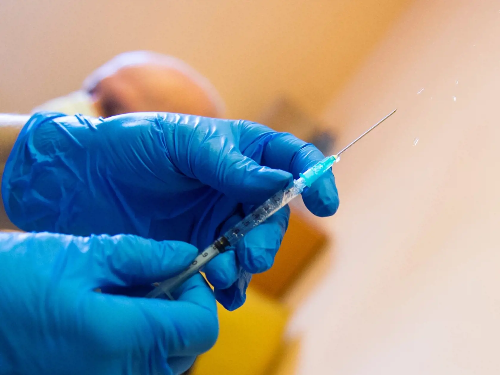 Ruské zdravotnícke úrady schválili testovanie kombinácie vakcín proti koronavírusu od spoločností AstraZeneca a jednodávkovej verzie tamojšej očkovacej látky Sputnik V.