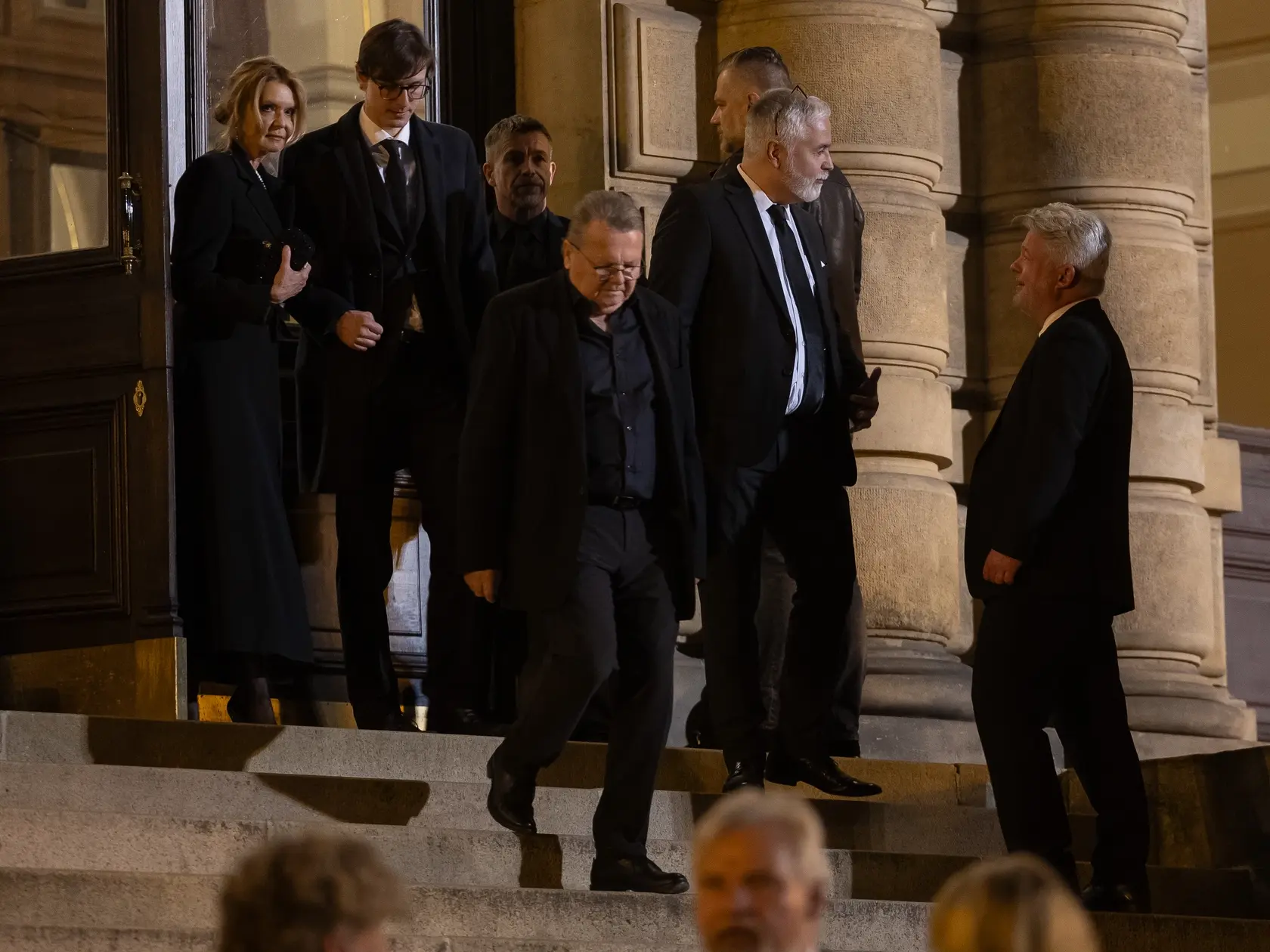 Rozlúčková párty na počesť zosnulého Jiřího Bartošku, legendárneho českého herca a prezidenta filmového festivalu v Karlových Varoch v pražskom Rudolfíne. 
