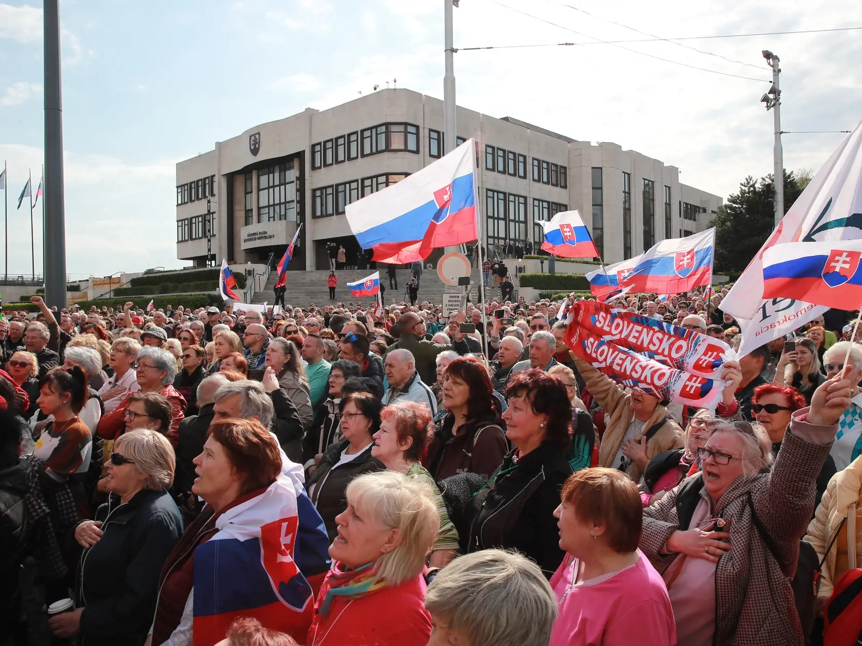 Protest Smeru-SD pred Národnou radou.