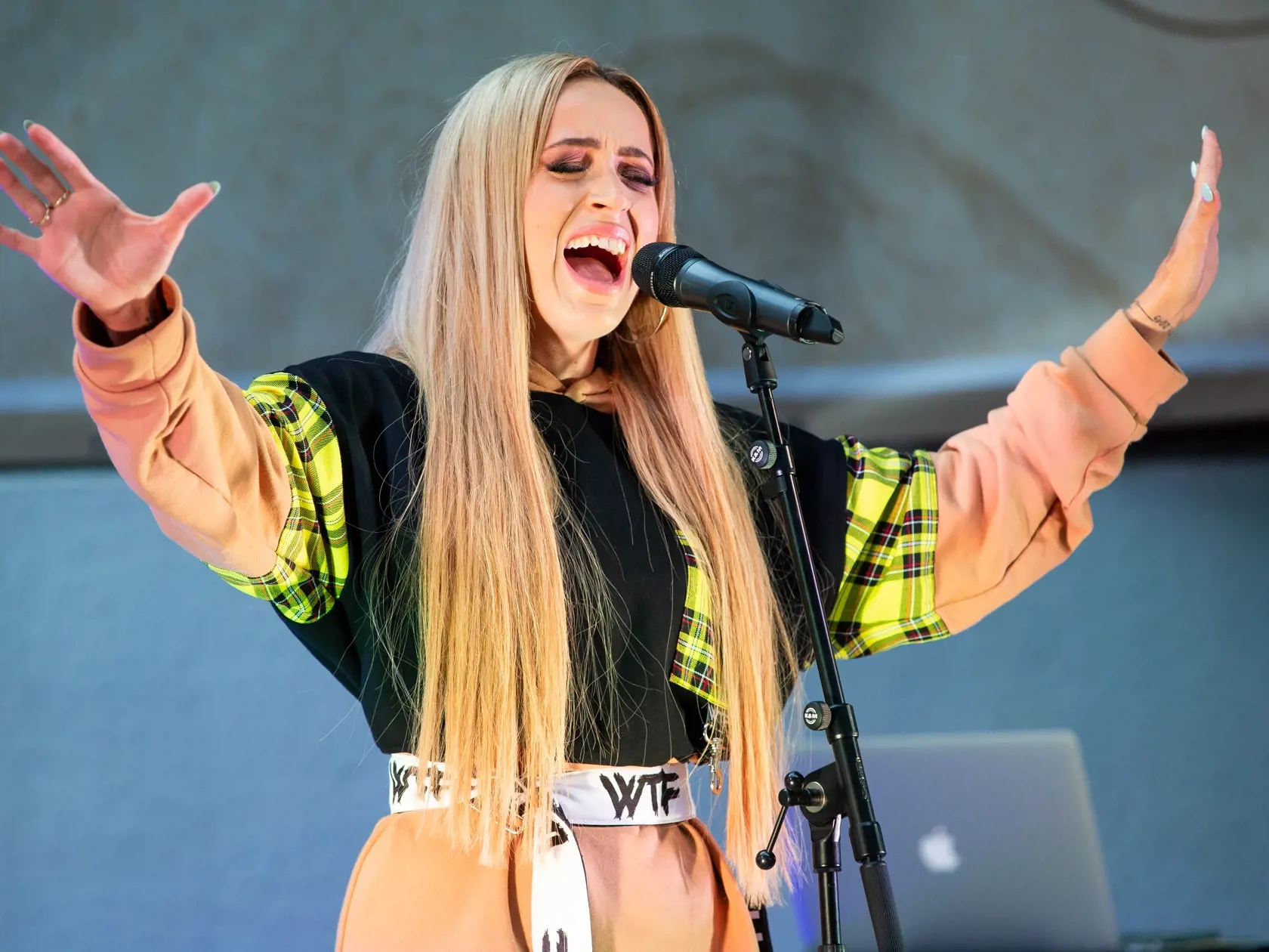 Krst nového CD Dominiky Mirgovej v jednom z bratislavských podnikov na nábreží Dunaja. Na snímke Dominika Mirgová.