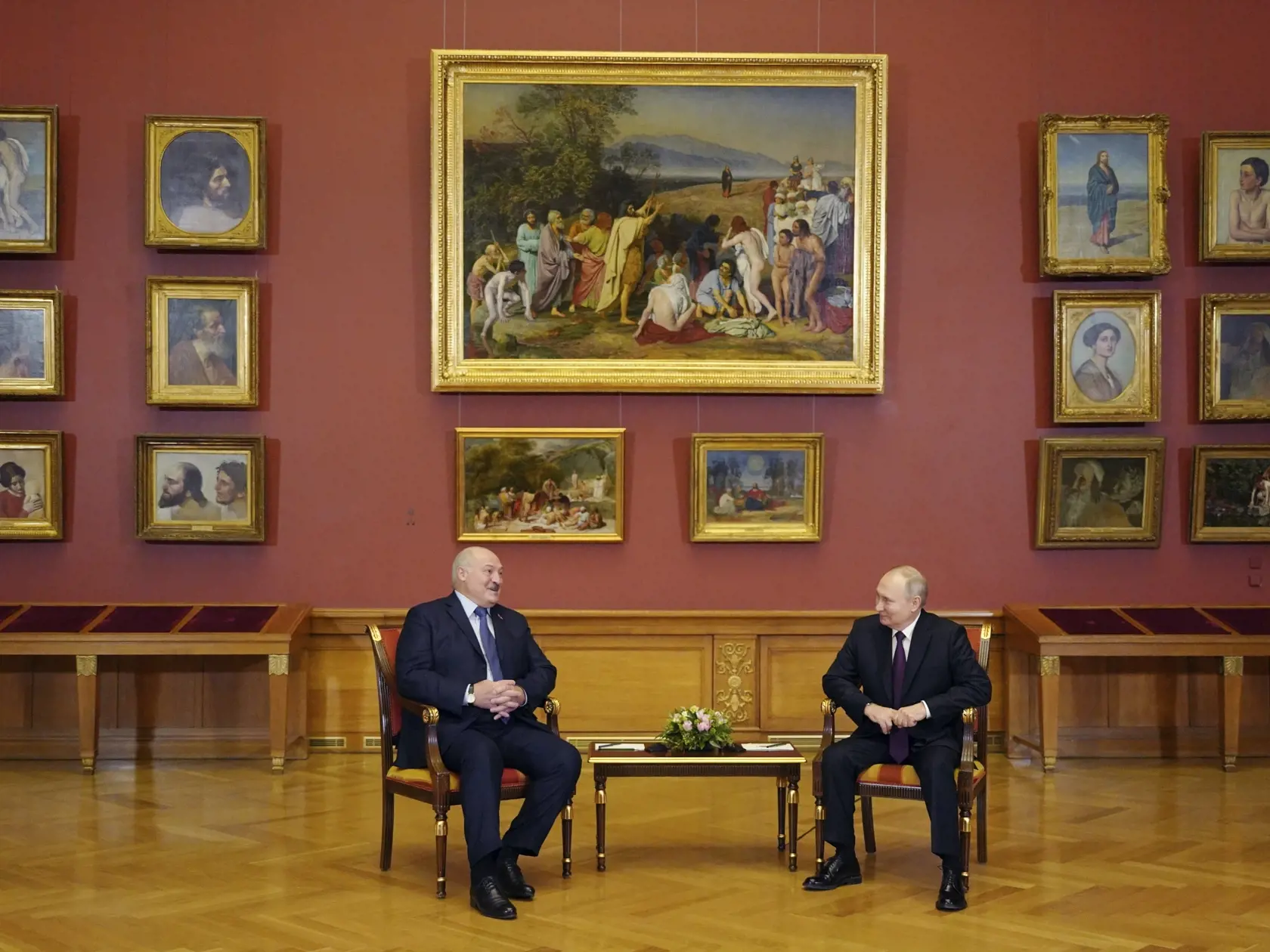 EBE 24 Petrohrad - Ruský prezident Vladimir Putin (vpravo) a bieloruský prezident Alexander Lukašenko sa rozprávajú sediac pod obrazom Zjavenie Krista ľuďom ruského maliara Alexandra Ivanova počas stretnutia v Štátnom ruskom múzeu v ruskom Petrohrade 27. decembra 2022. FOTO TASR/AP

Russian President Vladimir Putin, right, and Belarusian President Alexander Lukashenko talk as they sit under 'The Appearance of Christ Before the People' painting by Russian painter Alexander Ivanov, during their me