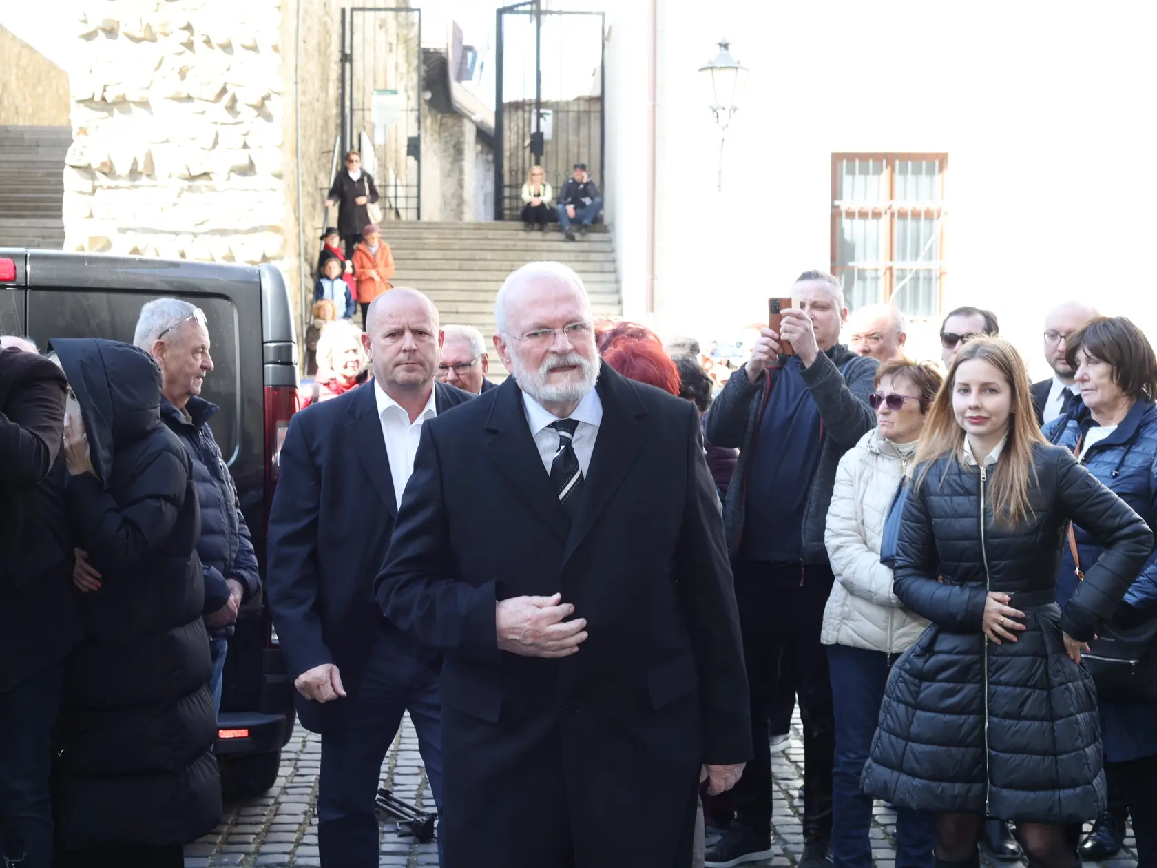 Posledná rozlúčka s hercom Štefanom Kvietikom († 90) v Katedrále sv. Martina v Bratislave. Ivan Gašparovič. 