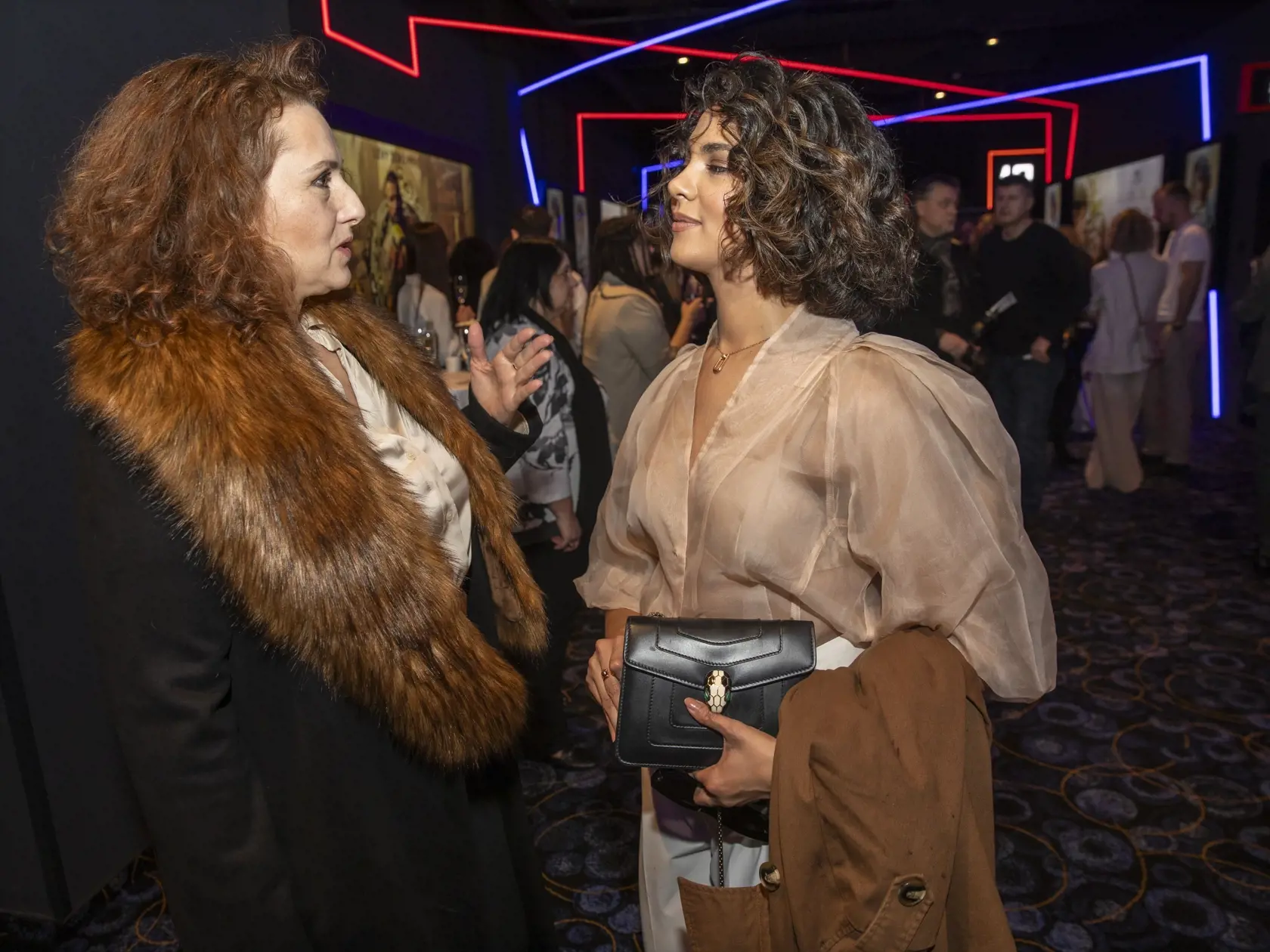  Na snímke je premiéra seriálu televízie JOJ Iveta 2, Kráska z Trebišova je späť.
Predstaviteľka Ivety, herečka Alžbeta Ferencová a seriálova matka Zuzana Mauréry.