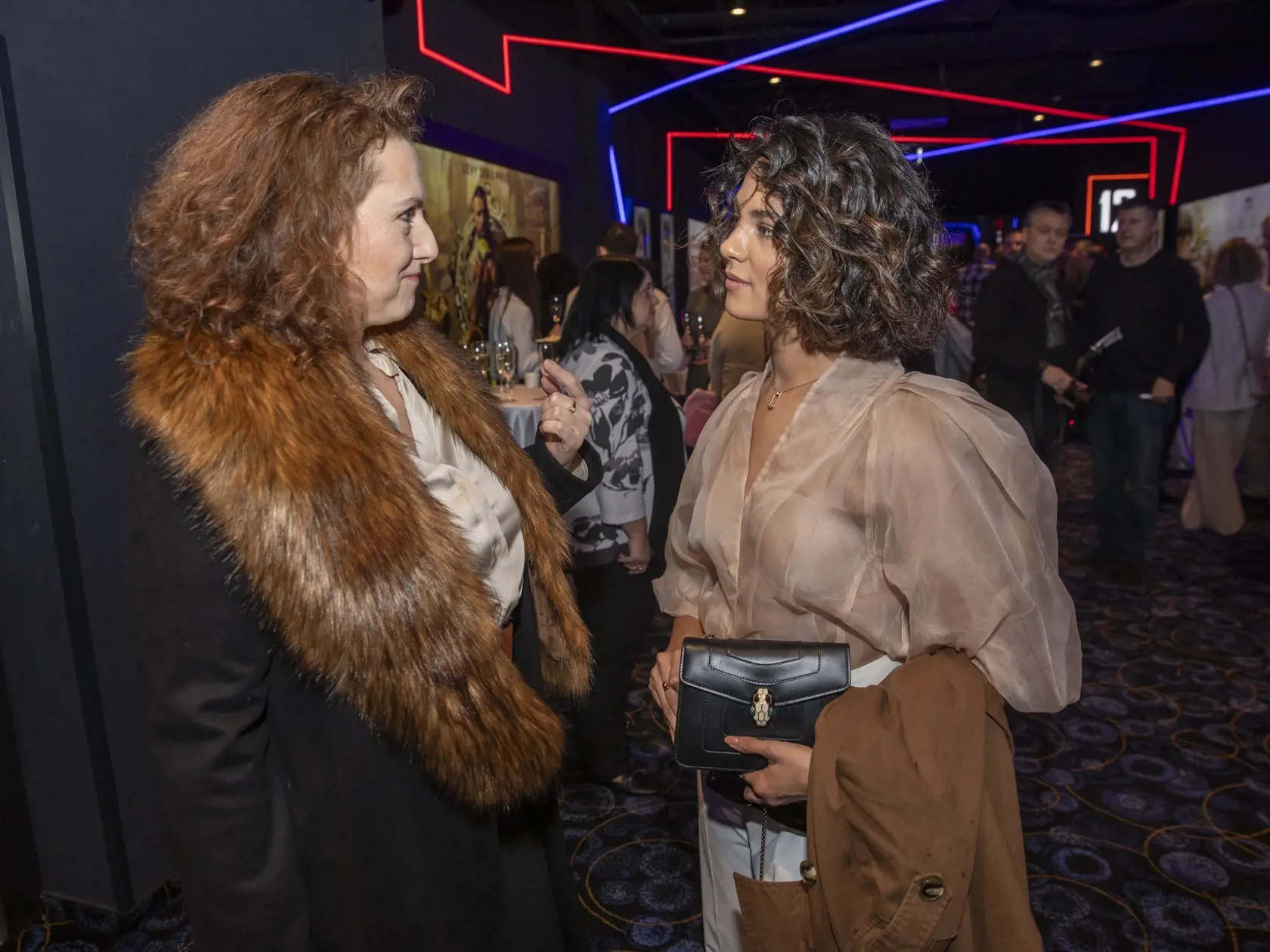  Na snímke je premiéra seriálu televízie JOJ Iveta 2, Kráska z Trebišova je späť.
Predstaviteľka Ivety, herečka Alžbeta Ferencová a seriálova matka Zuzana Mauréry.