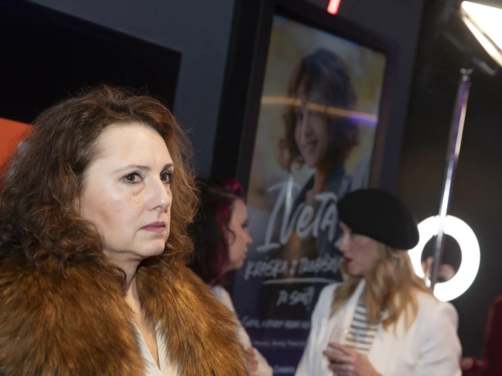  Na snímke je premiéra seriálu televízie JOJ Iveta 2, Kráska z Trebišova je späť.
 Seriálova matka Zuzana Mauréry.