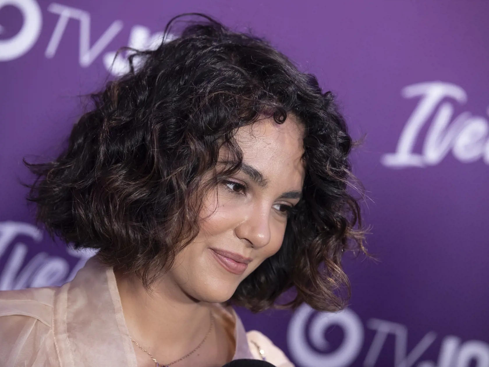  Na snímke je premiéra seriálu televízie JOJ Iveta 2, Kráska z Trebišova je späť.
Predstaviteľka Ivety, herečka Alžbeta Ferencová.