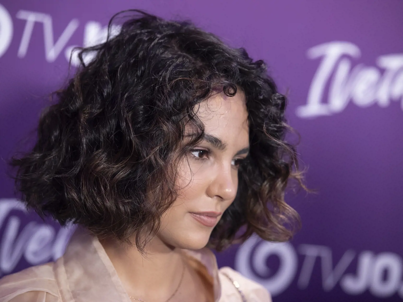  Na snímke je premiéra seriálu televízie JOJ Iveta 2, Kráska z Trebišova je späť.
Predstaviteľka Ivety, herečka Alžbeta Ferencová.