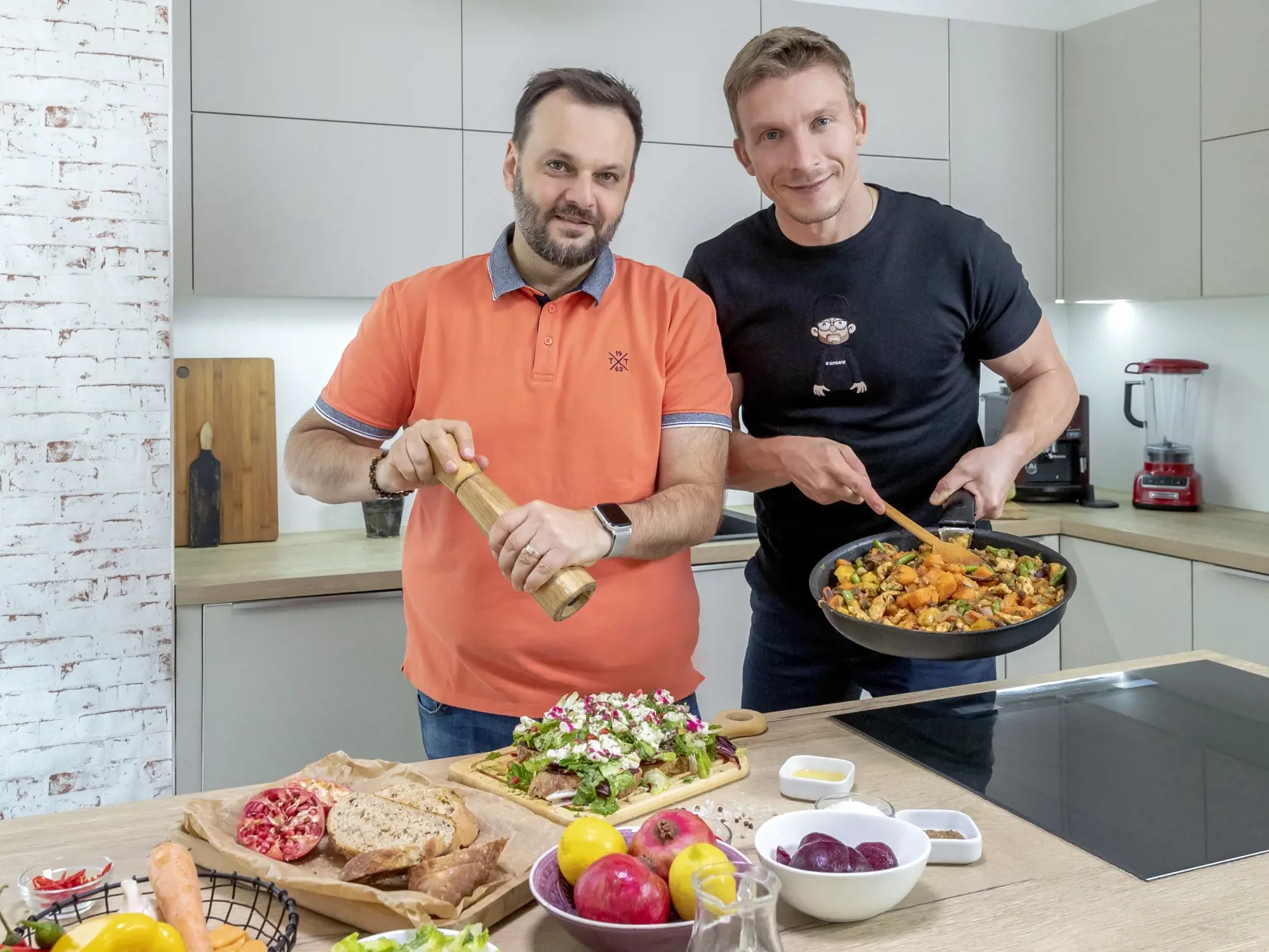 Moderátorské duo Milan „Junior“ Zimnýkoval a Juraj Bača, ktorí spoločne uvádzajú televíznu šou Pečie celé Slovensko, pripravili pre čitateľov mesačníka Dobré jedlo svoje obľúbené recepty.