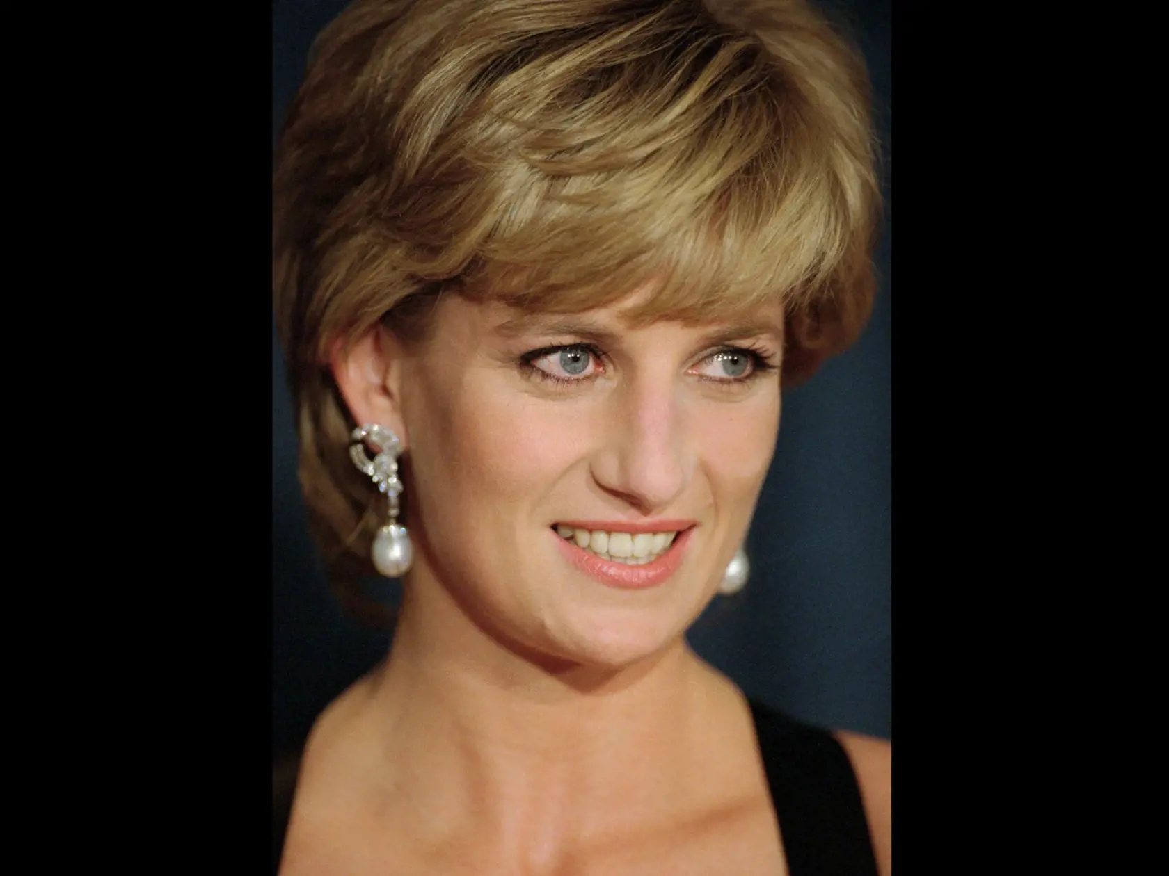 Princezná Diana zahynula v parížskom tuneli so svojím milencom Dodim.
