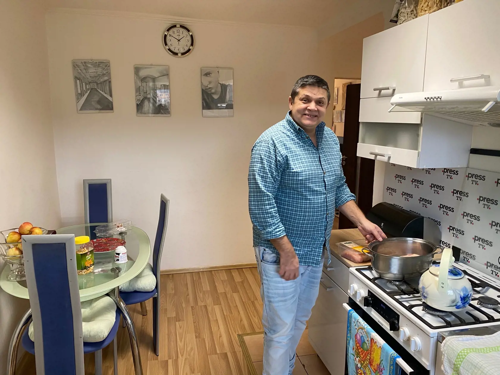 Erik sa vie obracať v kuchyni. Rád a dobre varí. Preto sa aj prihlásil do súťaže o varení.