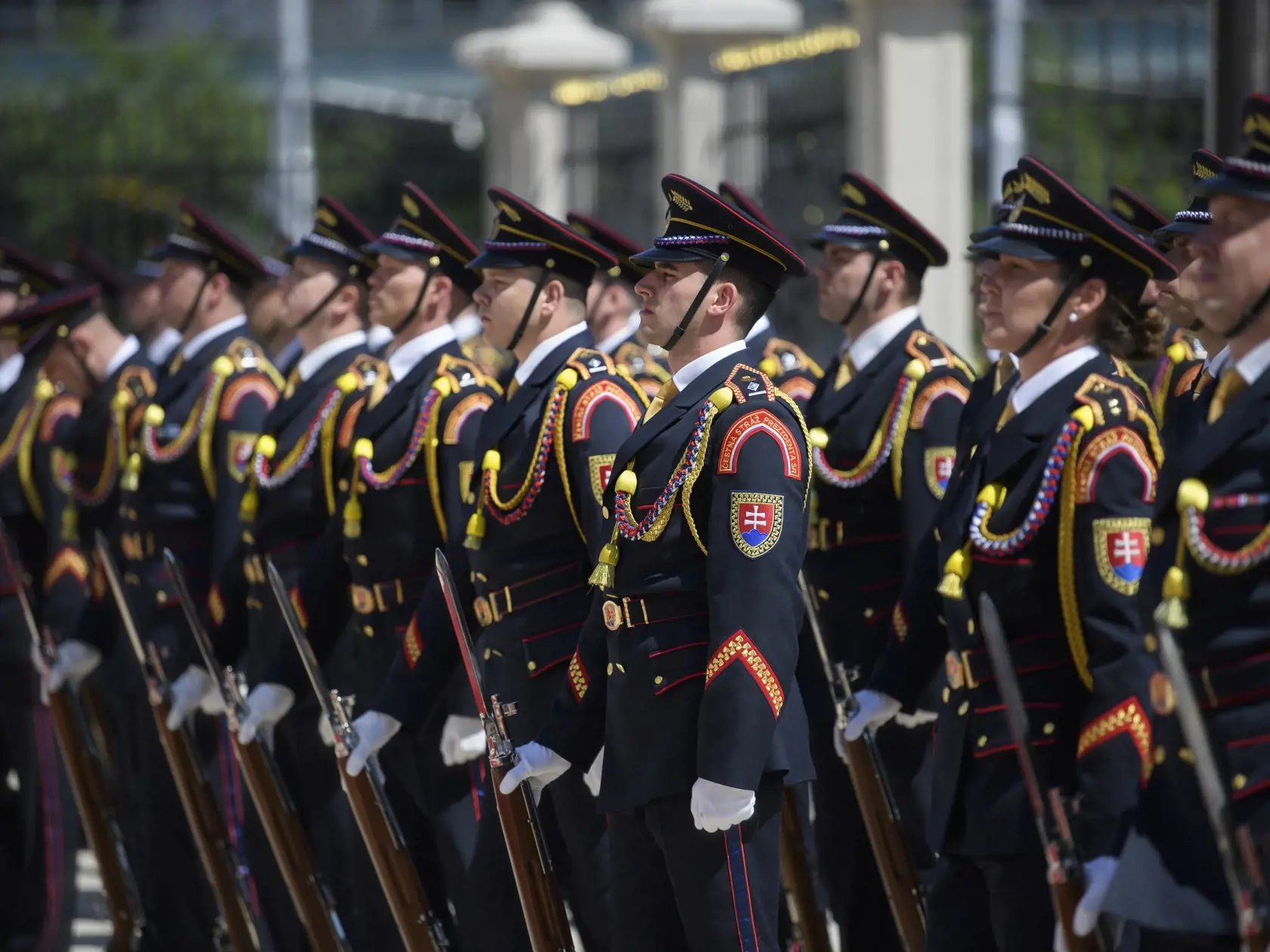 Na snímke Čestná stráž prezidenta SR počas symbolického odovzdania Prezidentského paláca novej hlave štátu Petrovi Pellegrinimu v Bratislave 15. júna 2025. FOTO TASR - Michal Svítok	 