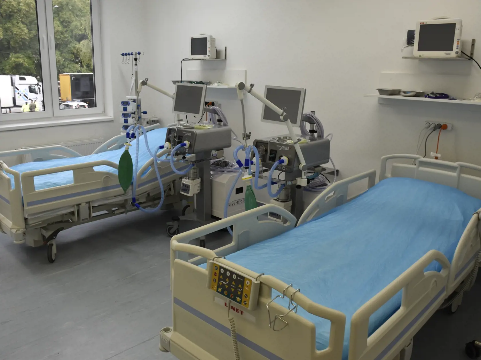 Výrazný rozdiel je aj v počte hospitalizovaných. Aktuálne je na Slovensku po nákaze koronavírusom v nemocniciach 215 ľudí a ich počet bude podľa odborníkov ešte viac narastať. Pritom priemerný ročný počet pacientov hospitalizovaných s chrípkou (s identifikovaným vírusom) bol za posledných päť rokov len 137, vyplýva zo štatistík Národného centra zdravotníckych informácií (NCZI).