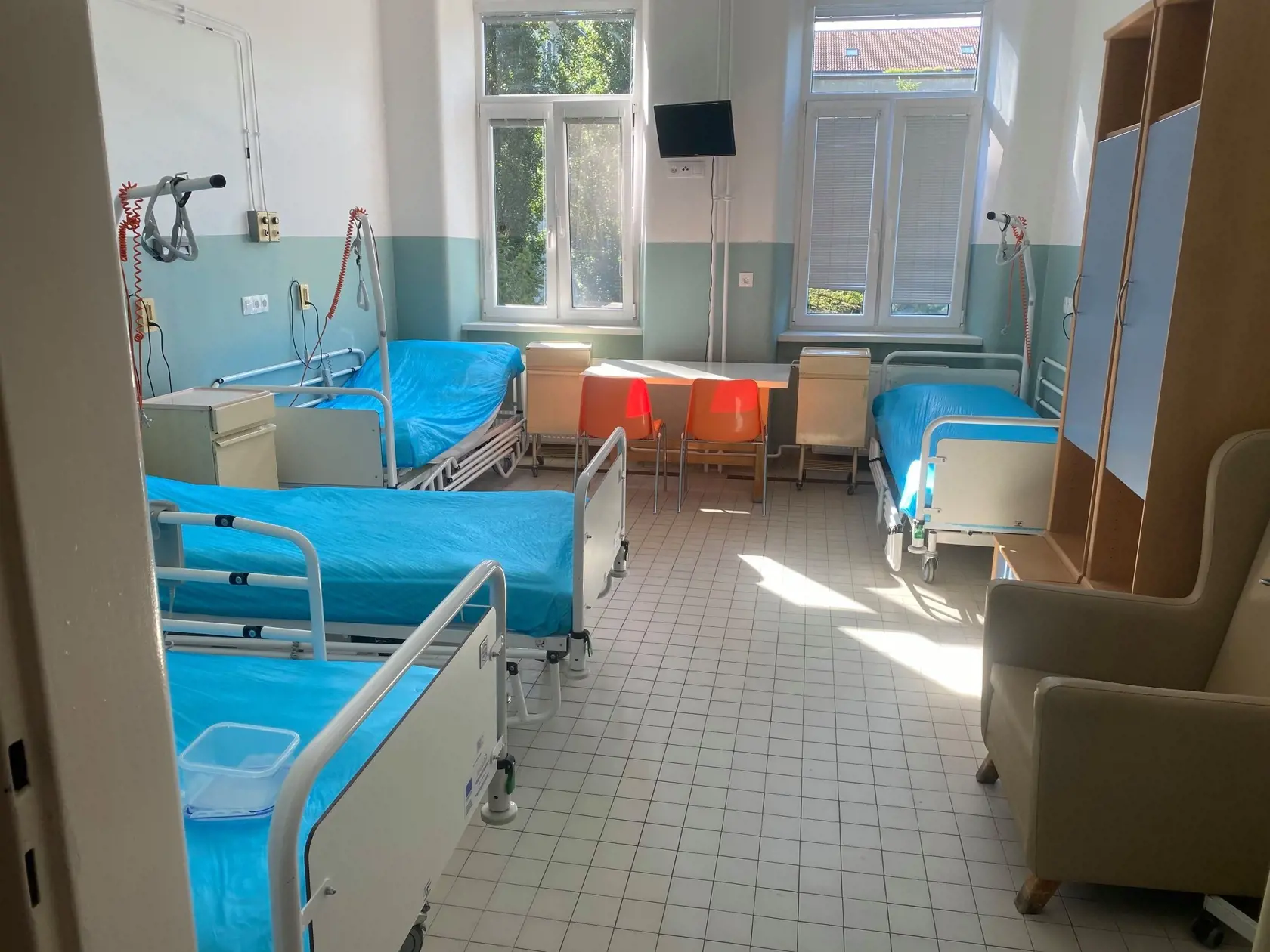 Výrazný rozdiel je aj v počte hospitalizovaných. Aktuálne je na Slovensku po nákaze koronavírusom v nemocniciach 215 ľudí a ich počet bude podľa odborníkov ešte viac narastať. Pritom priemerný ročný počet pacientov hospitalizovaných s chrípkou (s identifikovaným vírusom) bol za posledných päť rokov len 137, vyplýva zo štatistík Národného centra zdravotníckych informácií (NCZI).