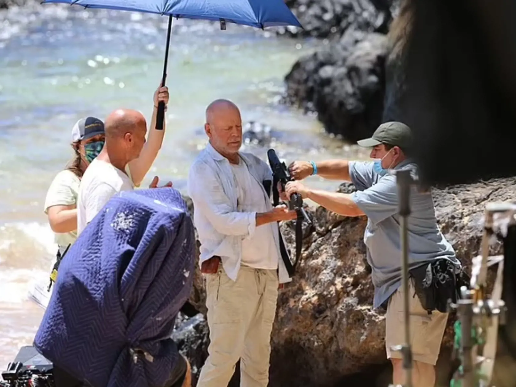 Bruce Willis počas nakrúcania filmu Paradice City na Hawaji v roku 2021. Už v tom čase boli jeho zdravotné ťažkosti problémom.