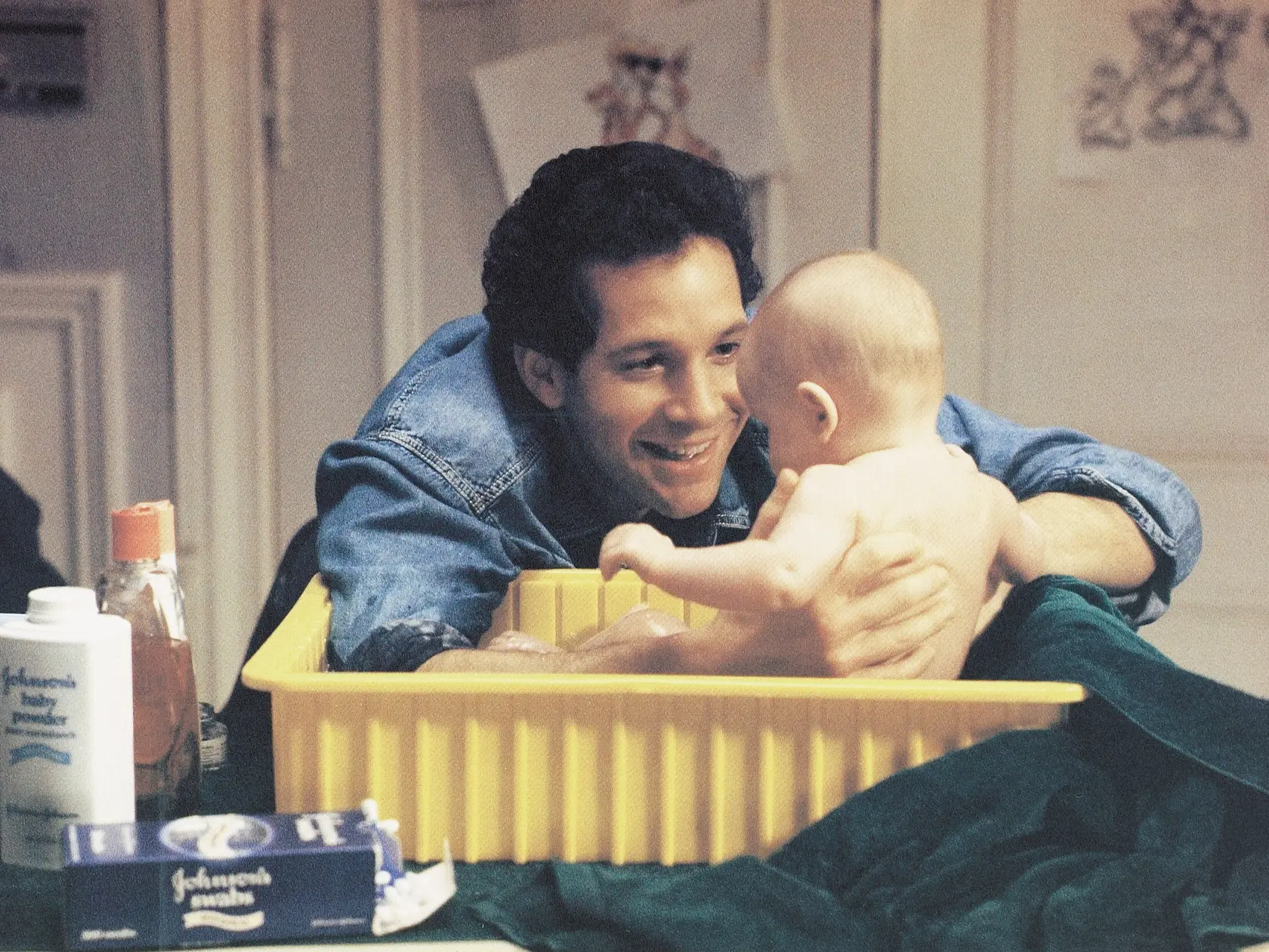 Herec Steve Guttenberg, ktorý sa medzi fanúšikmi preslávil aj vďaka úlohe poručíka Mahoneyho v legendárnom seriáli Policajná akadémia, prežíva náročné chvíle v súkromnom živote. Po šiestich rokoch manželstva sa rozvádza.