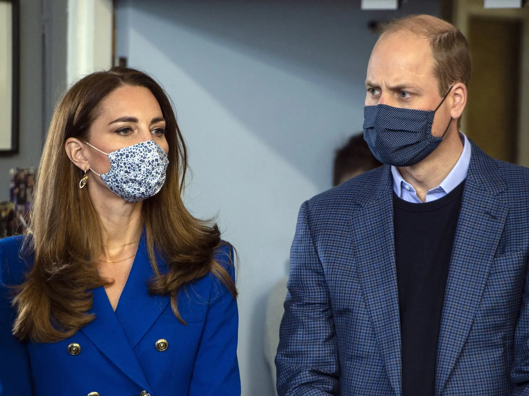 Britský princ William a jeho manželka Kate počas návštevy oddelenia na zníženie násilia pri Edinburghu v pondelok 24. mája 2021.