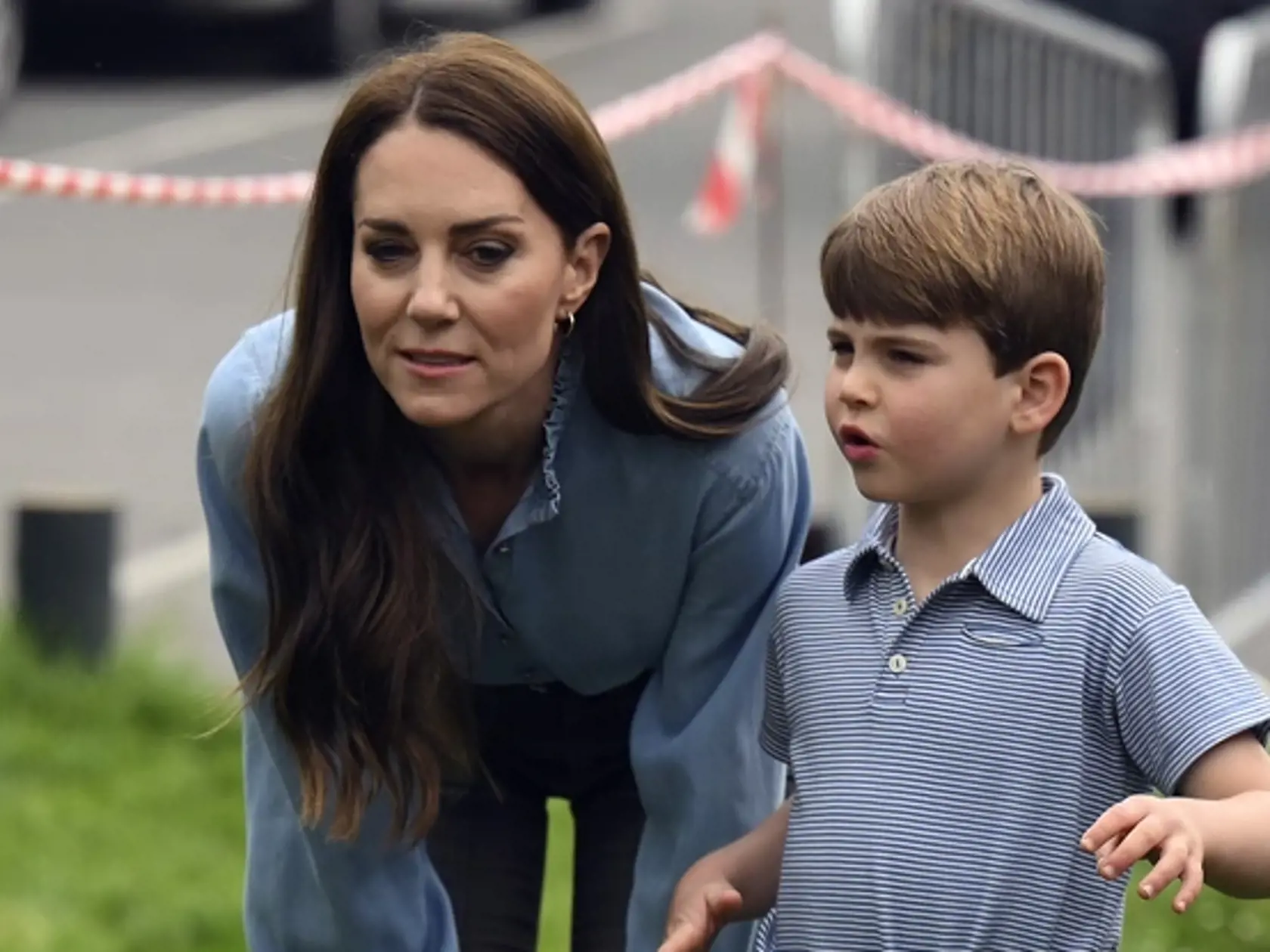 Kate, britská princezná z Walesu a princ Louis sledujú britského princa Williama ako obsluhuje báger počas dňa "veľkej pomoci" v anglickom meste Slough 8. mája 2023.