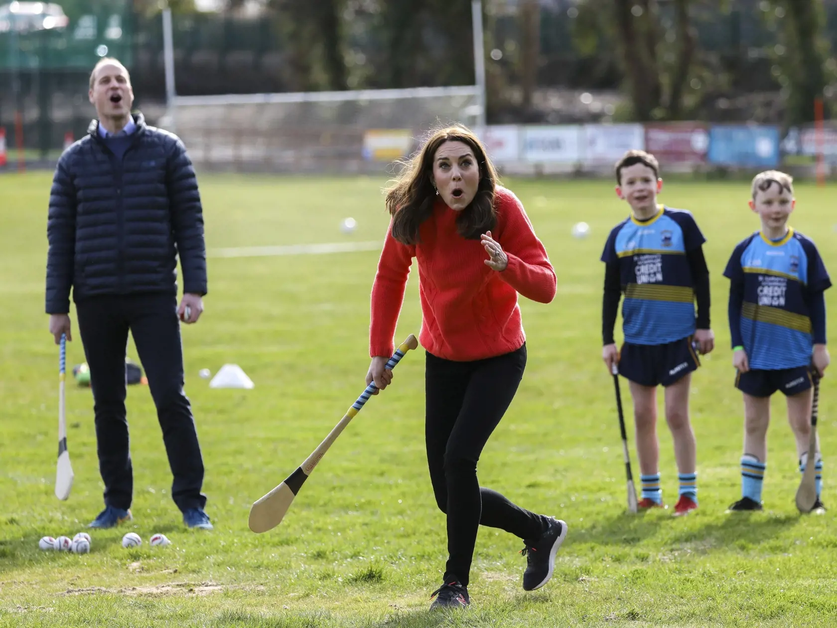 Britský princ William (vľavo) a jeho manželka Kate (uprostred) gestikulujú počas írskeho národného športu hurling v miestnom klube v írskom meste Galway 5. marca 2020.