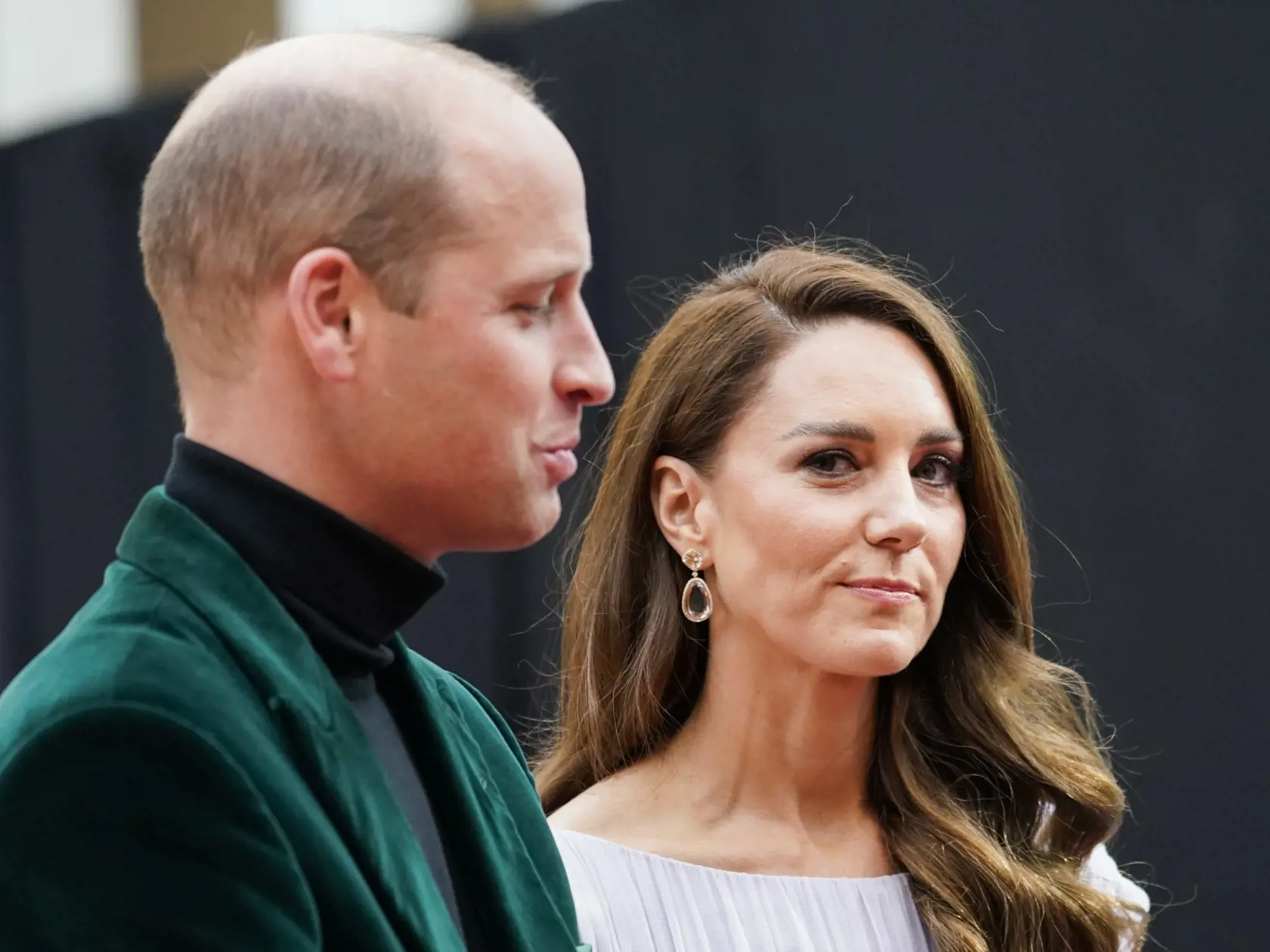 Na snímke zľava britský princ William a jeho manželka Kate prichádzajú na slávnostné odovzdanie ceny Earthshot Prize v Londýne 17. októbra 2021.