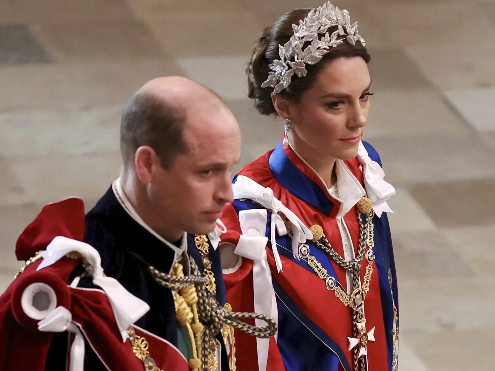 Britský princ William a jeho manželka Kate prichádzajú na slávnostnú korunováciu britského kráľa Karola III. a jeho manželky Kamily do Westminsterského opátstva v Londýne v sobotu 6. mája 2023.