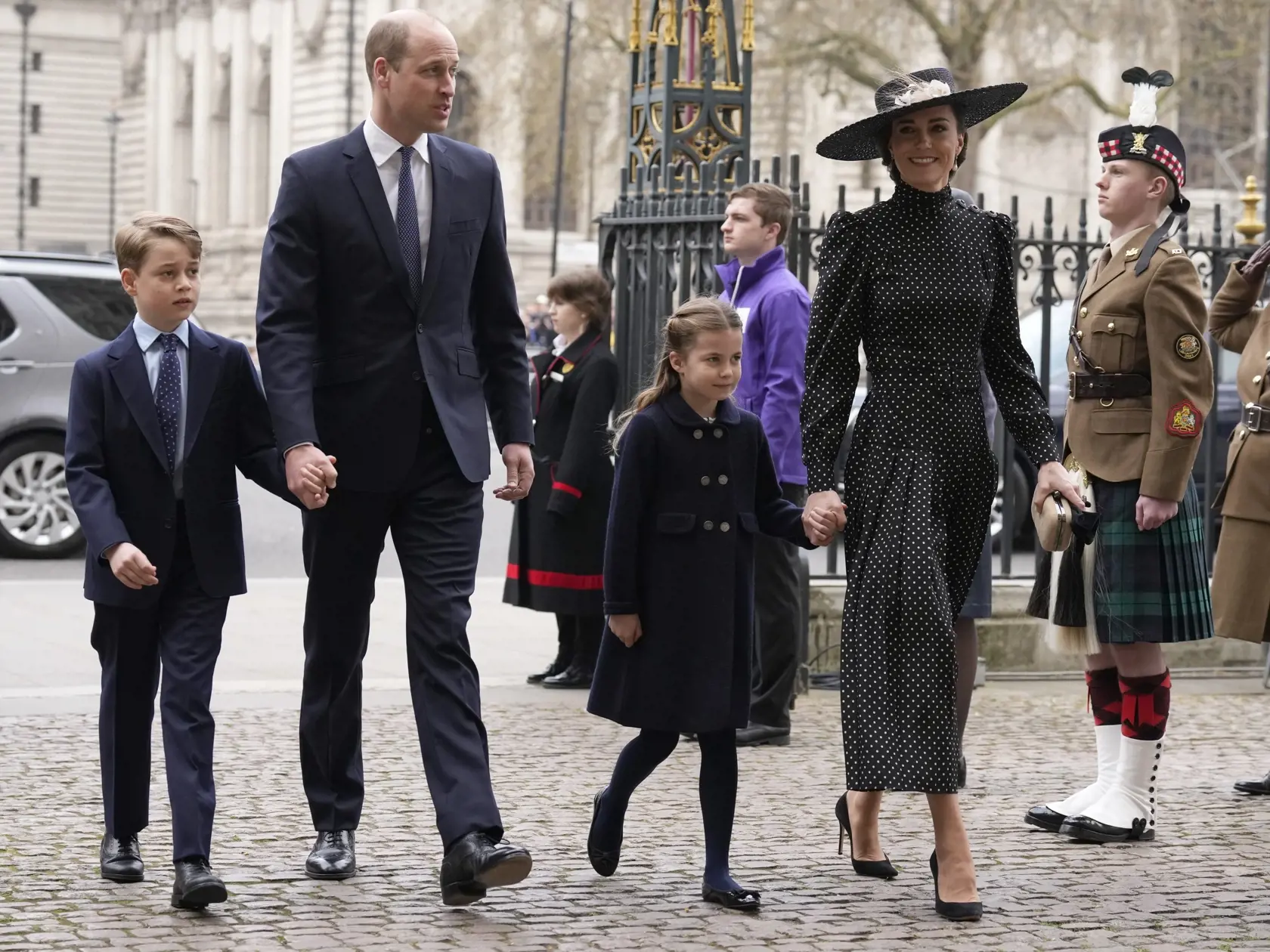 Na snímke britský princ William a Kate, vojvodkyňa z Cambridge so svojimi deťmi, princom Georgeom a princeznou Charlotte prichádzajú na ďakovnú bohoslužbu za zosnulého manžela britskej kráľovnej Alžbety II. princa Philipa, vojvodu z Edinburghu vo Westminsterskom opátstve v Londýne 29. marca 2022.