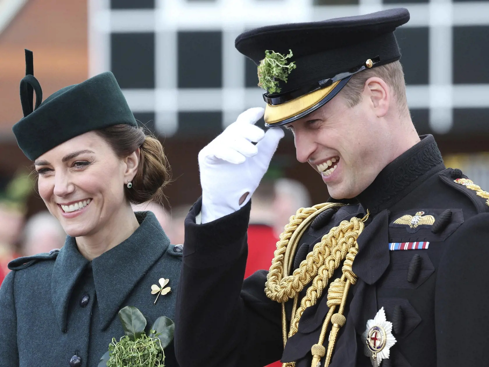 Na snímke sprava britský princ William a jeho manželka Kate, vojvodkyňa z Cambridgea sa zúčastnili na prehliadke Prvého práporu Írskej gardy pri príležitosti Dňa svätého Patrika v kasárňach Mons v britskom meste Aldershot vo štvrtok 17. marca 2022.