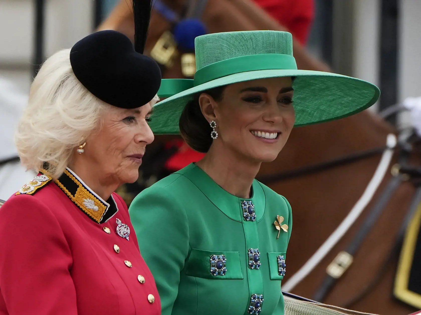 Zľava britská kráľovná manželka Kamila a Kate, vojvodkyňa z Walesu odchádzajú v koči z Buckinghamského paláca na vojenskú prehliadku Trooping the Colour v Londýne 17. júna 2023.