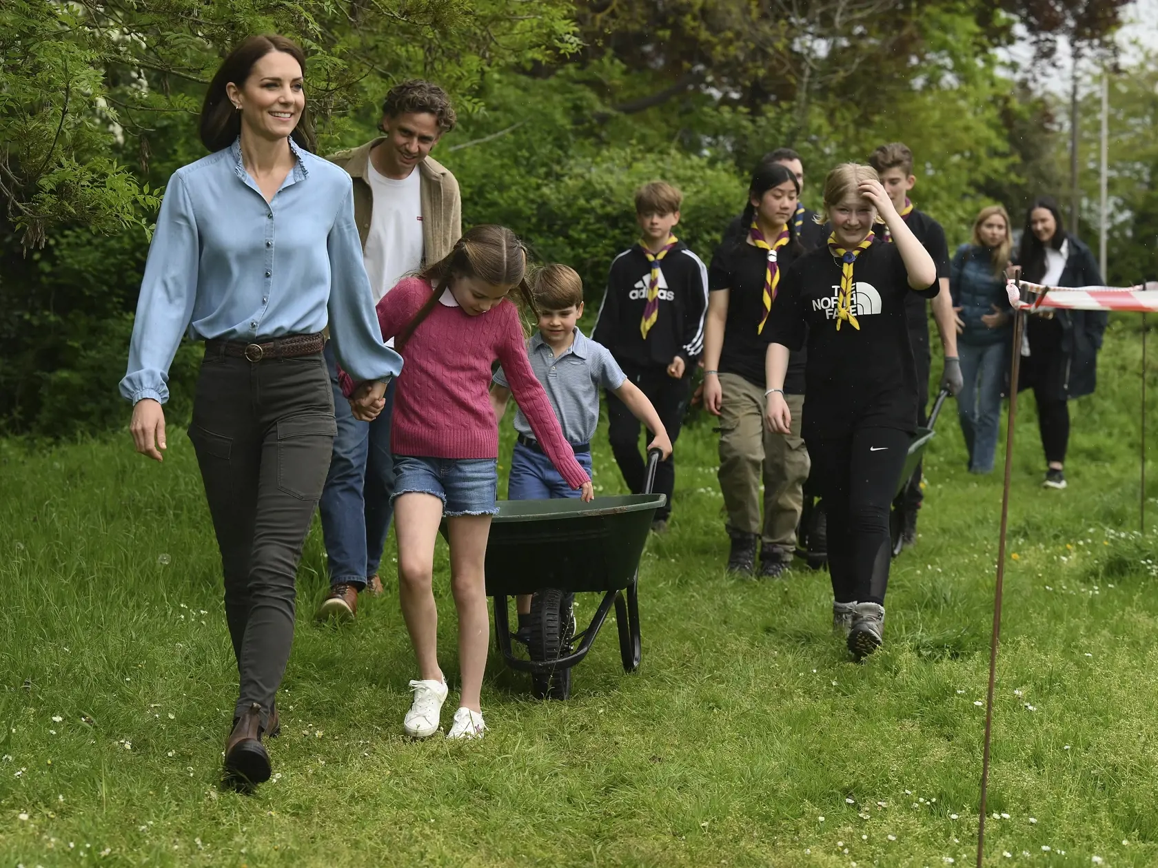 Kate, britská princezná z Walesu, princezná Charlotte a princ Louis sa zúčastňujú dobrovoľníckych prác počas dňa "veľkej pomoci" v anglickom meste Slough 8. mája 2023.