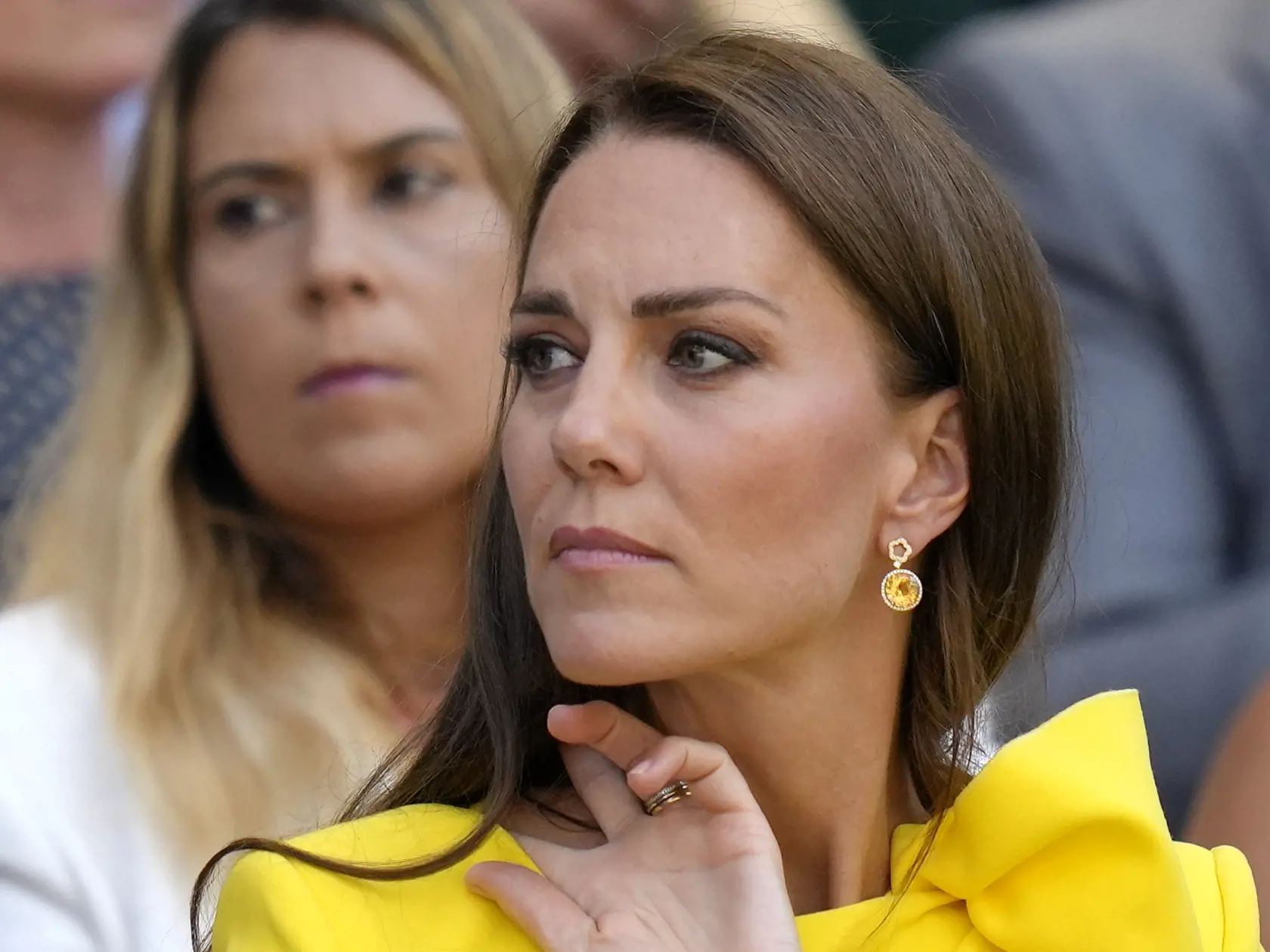 Kate, vojvodkyňa z Cambridgeu sedí v kráľovskej lóži v zápase medzi tuniskou tenistkou Ons Jabeurovou a Kazaškou Jelenou Rybakinovou vo finále dvojhry žien na grandslamovom tenisovom turnaji Wimbledon v Londýne 9. júla 2022.