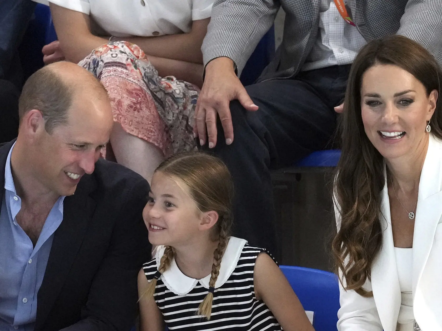 Zľava britský princ William, jeho dcéra britská princezná Charlotte a manželka Kate, vojvodkyňa z Cambridea sledujú plávanie  počas 22. Hier Commonwealthu v Birminghame 2. augusta 2022.