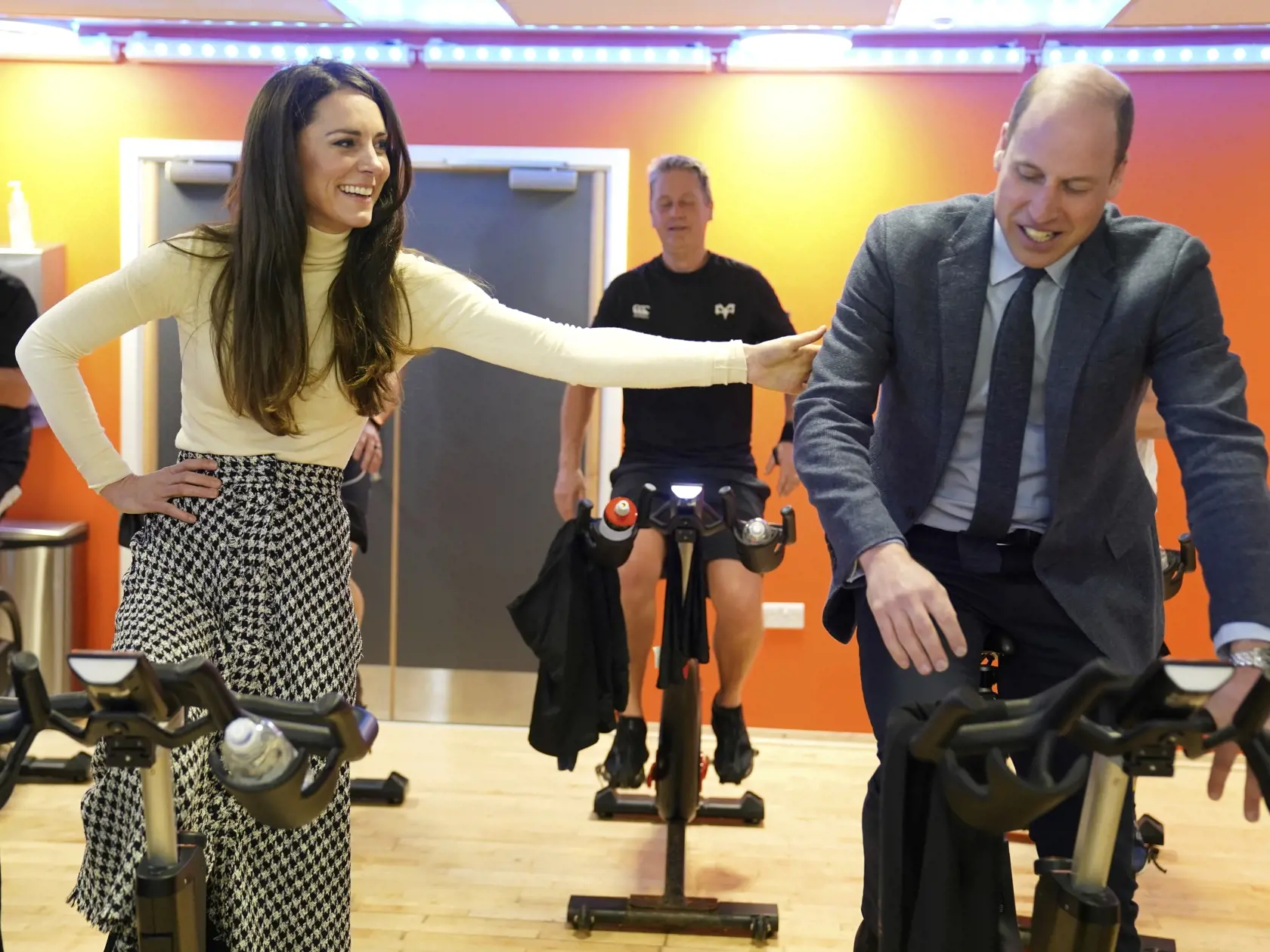 Britský princ William a jeho manželka Kate, princezná z Walesu sa smejú na hodine spinningu, skupinovom cvičení na stacionárnom bicykli počas návštevy posilňovne v meste Port Talbot vo Walese v utorok 28. februára 2023.