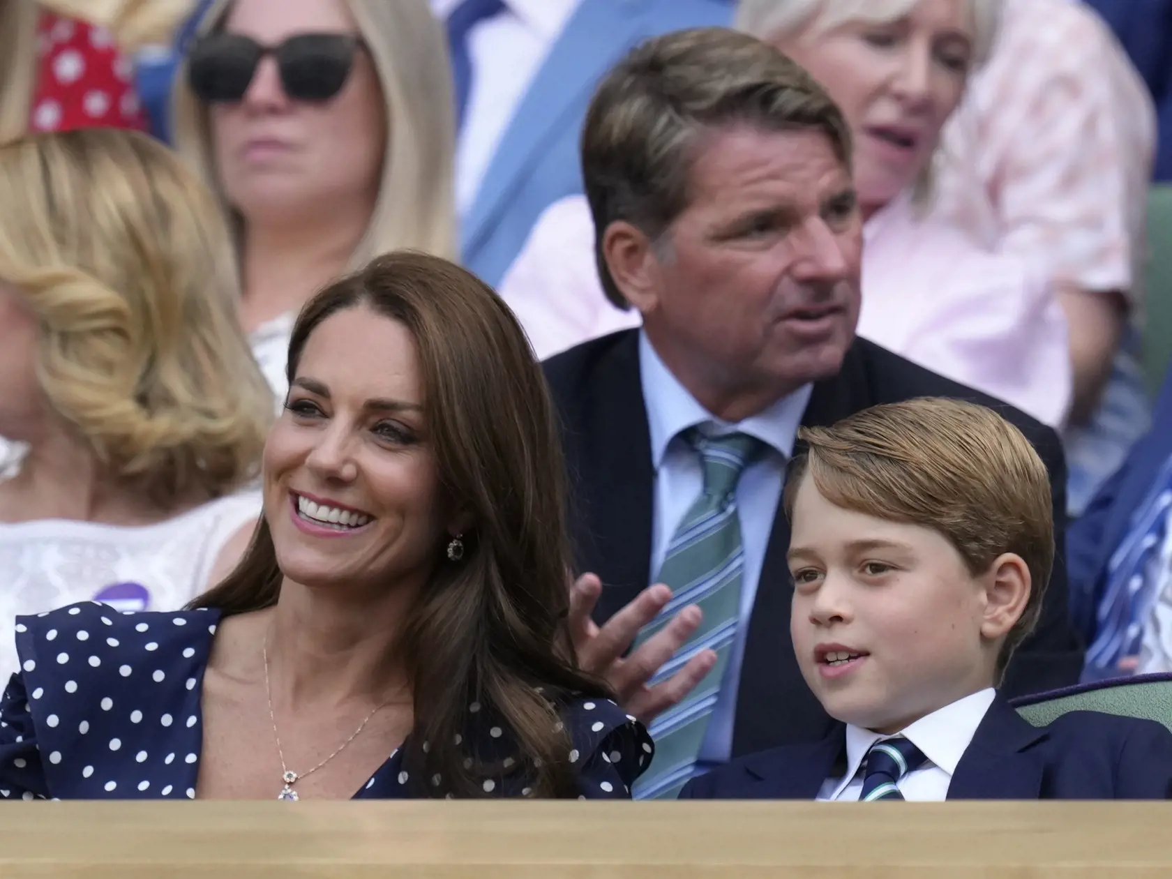 Kate, vojvodkyňa z Cambridgeu a britský princ George sedia v kráľovskej lóži v zápase medzi srbským tenistom Novakom Djokovičom a Austrálčanom Nickom Kyrgiosom vo finále dvojhry mužov na grandslamovom tenisovom turnaji Wimbledon v Londýne 10. júla 2022.