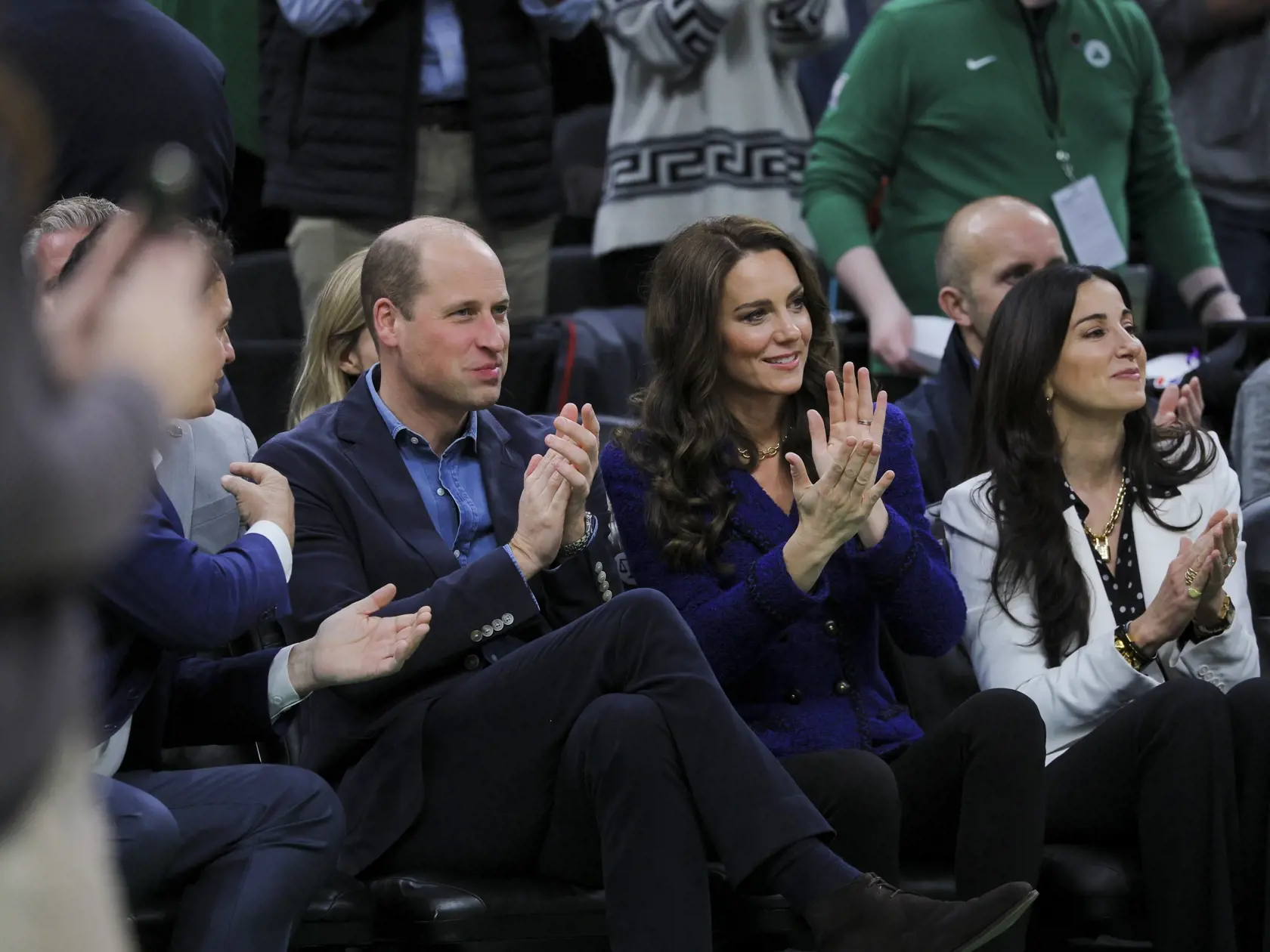 Zľava britský princ William a Kate, princezná z Walesu a Emilia Fazzalariová, manželka väčšinového vlastníka klubu Boston Celtics Wyca Grousbecka tlieskajú pri sledovaní zápasu zámorskej basketbalovej NBA Boston Celtics - Miami Heat v Bostone 30. novembra 2022.