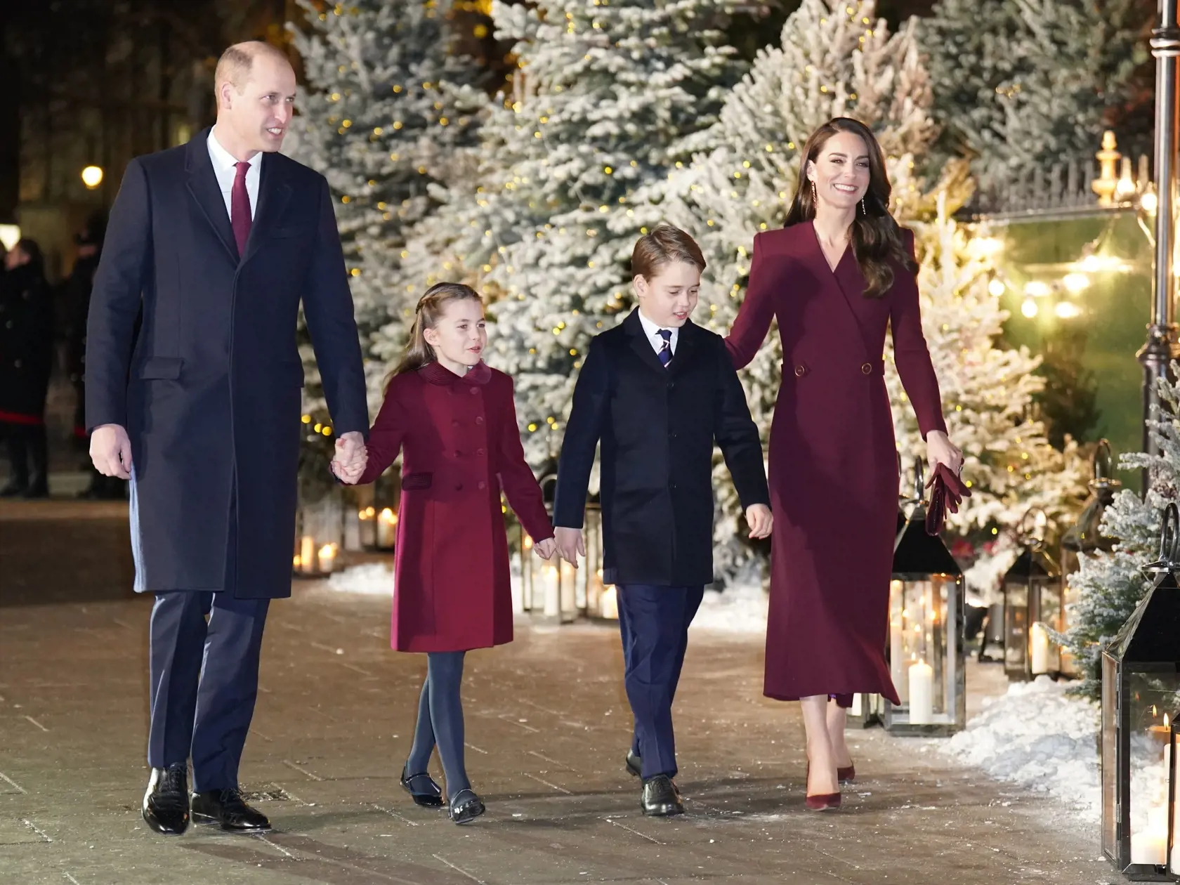 Na snímke britský princ William (vľavo) a jeho manželka Kate (vpravo) kráčajú so svojimi deťmi princom Geogeom (druhý vľavo) a princeznou Charlotte prichádzajú na vianočnú bohoslužbu Together At Christmas vo Westminsterskom opátstve 15. decembra 2022 v Londýne.