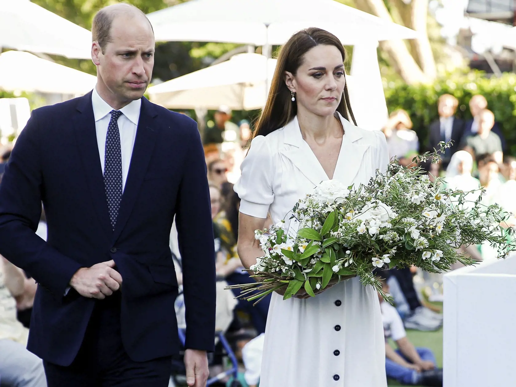 Princ William a Kate, vojvodkyňa z Cambridgea kladú veniec počas spomienkovej slávnosti pri príležitosti piateho výročia požiaru v obytnej výškovej budove Grenfell Tower, ktorý si vyžiadal 72 obetí, 14. júna 2022 v Londýne.