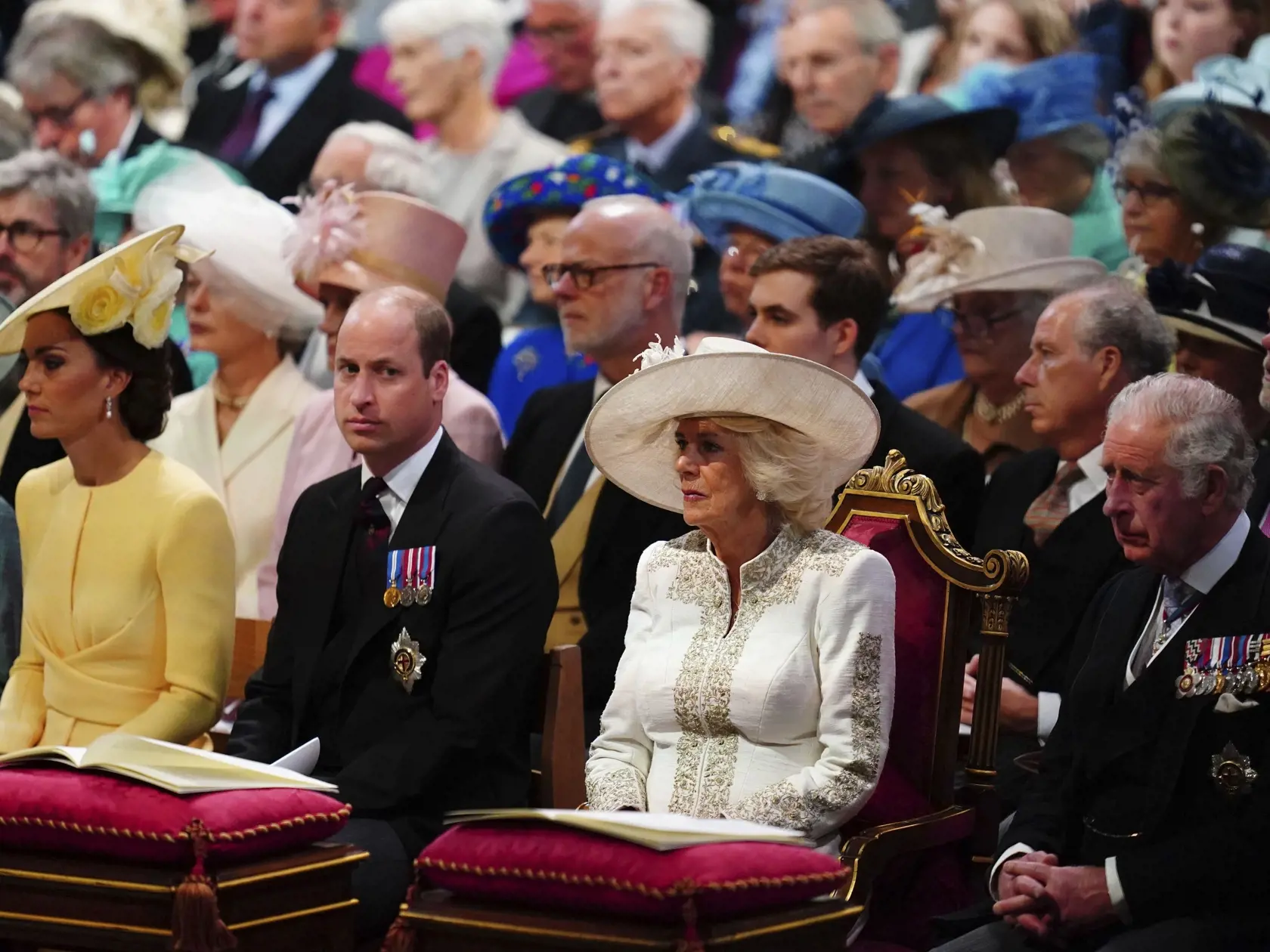 Zľava Kate, vojvodkyňa z Cambridgeu, britský princ William, Kamila, vojvodkyňa z Cornwallu a britský princ Charles sedia na ďakovnej bohoslužbe v londýnskej Katedrále sv. Pavla, ktorá sa koná pri príležitosti druhého dňa štvordňových osláv 70. výročia nástupu britskej kráľovnej Alžbety II. na trón v piatok 3. júna 2022.