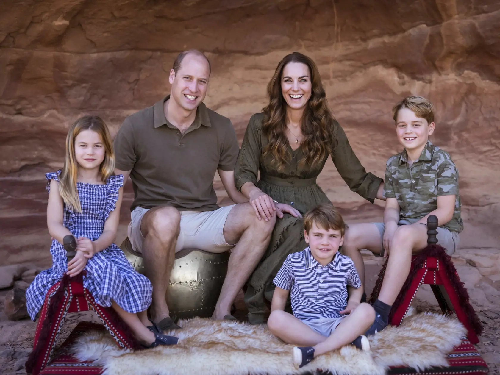 Na snímke, ktorú zverejnil Kensingtonský palác 10. decembra 2021, britský princ William a jeho manželka Kate pózujú so svojimi deťmi princom Geogeom (vpravo), princeznou Charlotte a princom Louisom počas návštevy Jordánska. Túto fotografiu si zvolili pre vtedajšiu vianočnú pohľadnicu.
