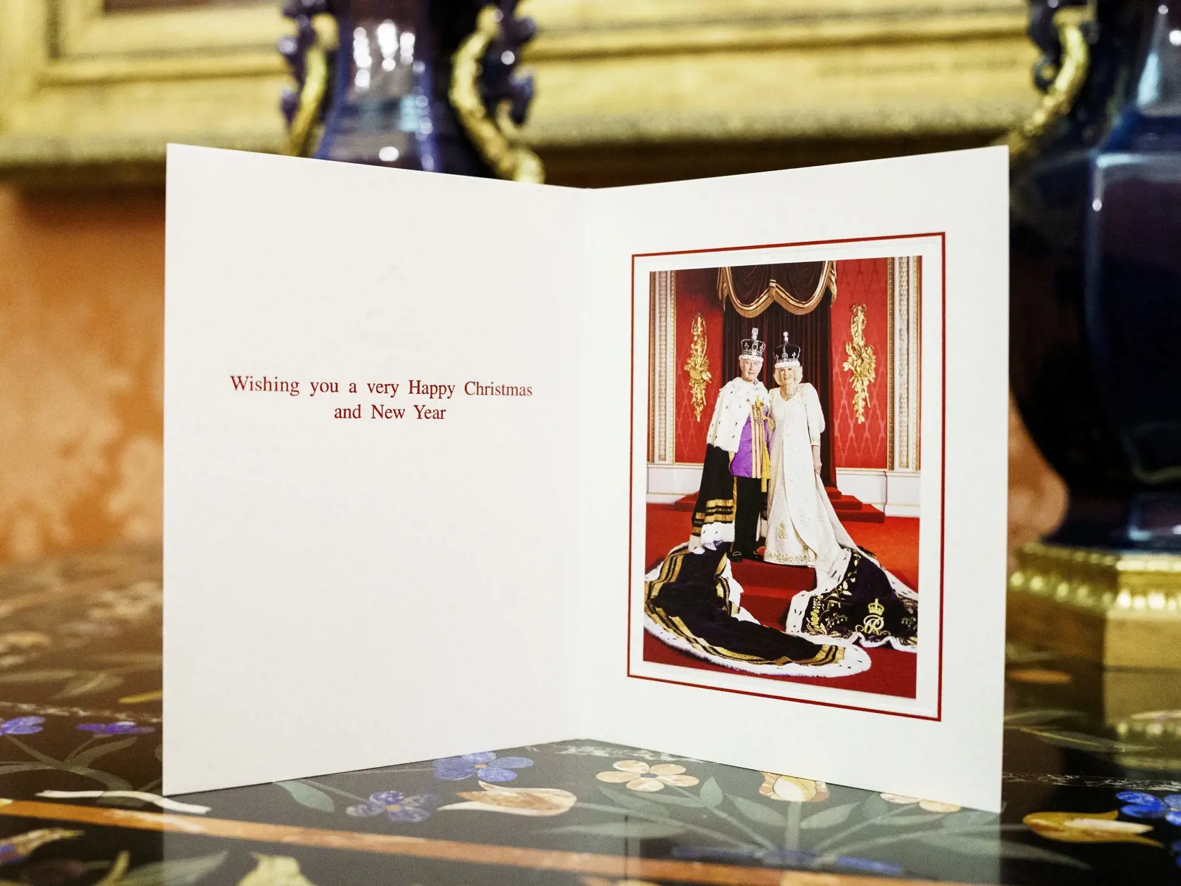 Britský panovník zvolil korunovačnú fotografiu v Buckinghamskom paláci.