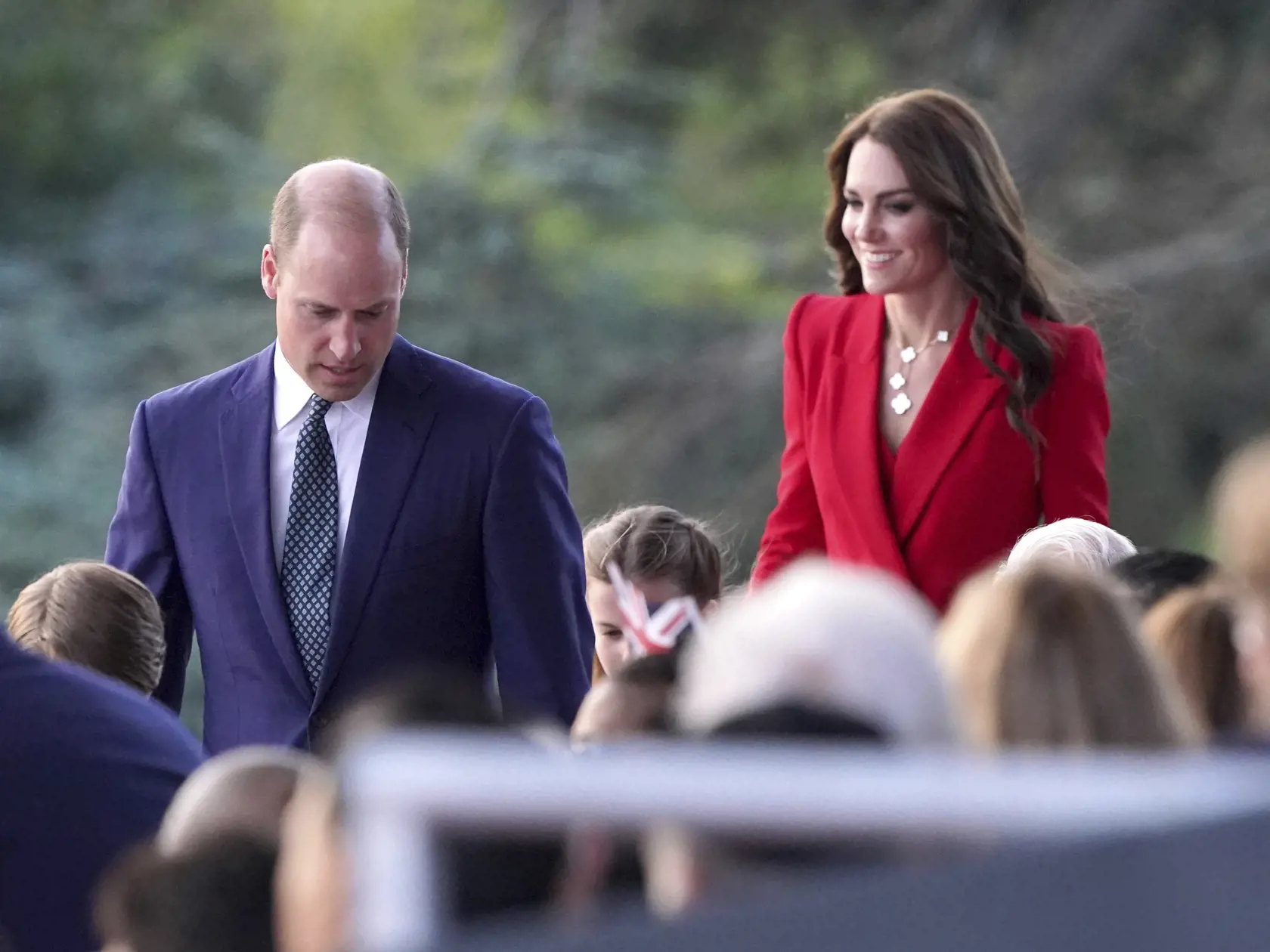 Britský princ William a jeho manželka Kate, princezná z Walesu prichádzajú na koncert, ktorý sa koná na počesť sobotňajšej korunovácie britského kráľa Karola III. a jeho manželky Kamily na priestranstve pred Windsorským hradom vo Windsore v nedeľu 7. mája 2023.