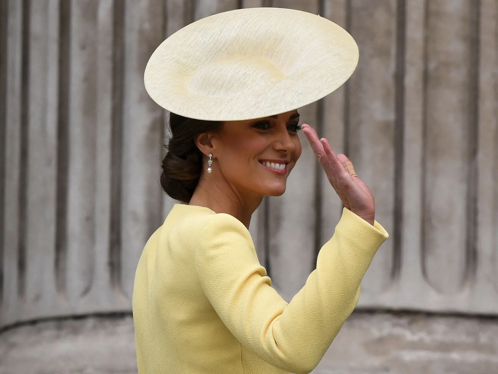 Kate, vojvodkyňa z Cambridgeu máva počas príchodu na ďakovnú bohoslužbu do londýnskej Katedrály sv. Pavla, ktorá sa koná pri príležitosti druhého dňa štvordňových osláv 70. výročia nástupu britskej kráľovnej Alžbety II. na trón v piatok 3. júna 2022.