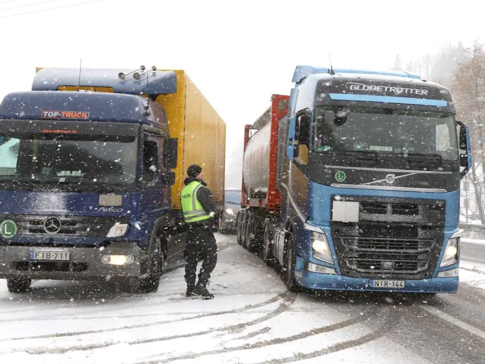 Donovaly a Šturec sú uzavreté pre nákladnú dopravu nad 10 ton, ale problémy majú aj osobné autá.