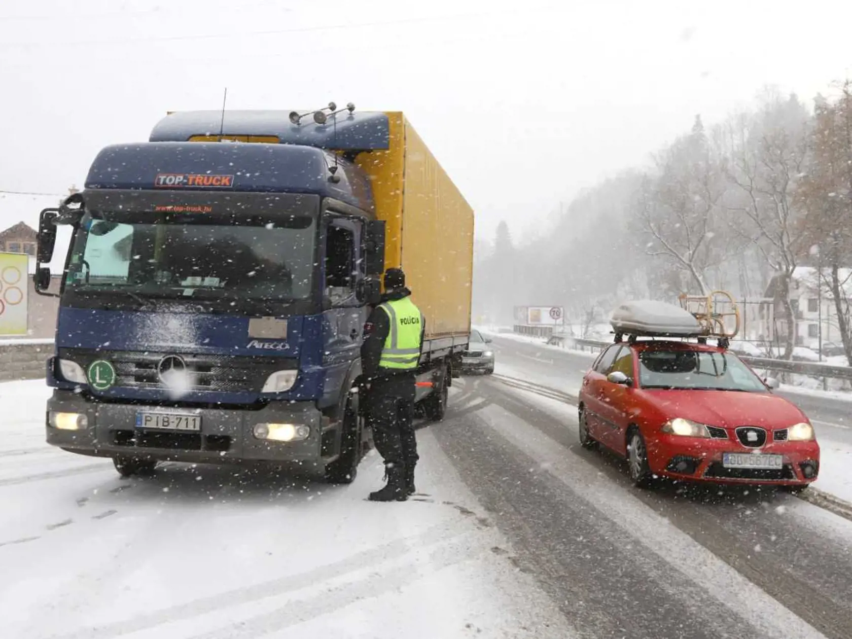 Donovaly a Šturec sú uzavreté pre nákladnú dopravu nad 10 ton, ale problémy majú aj osobné autá.
